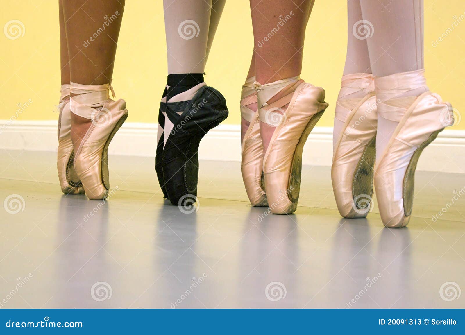 Pies De Los Bailarines Ballet En Zapatos Del Pointe Imagen de archivo - Imagen de mujeres, cuatro: 20091313