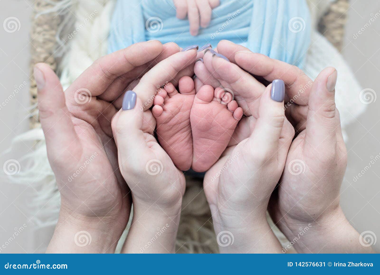 Pies De Un Bebe Recien Nacido Dedos Del Pie En Las Manos De La Mama Y Papa Los Primeros Dias De Familia Despues Del Nacimiento Imagen De Archivo Imagen De Muchacho