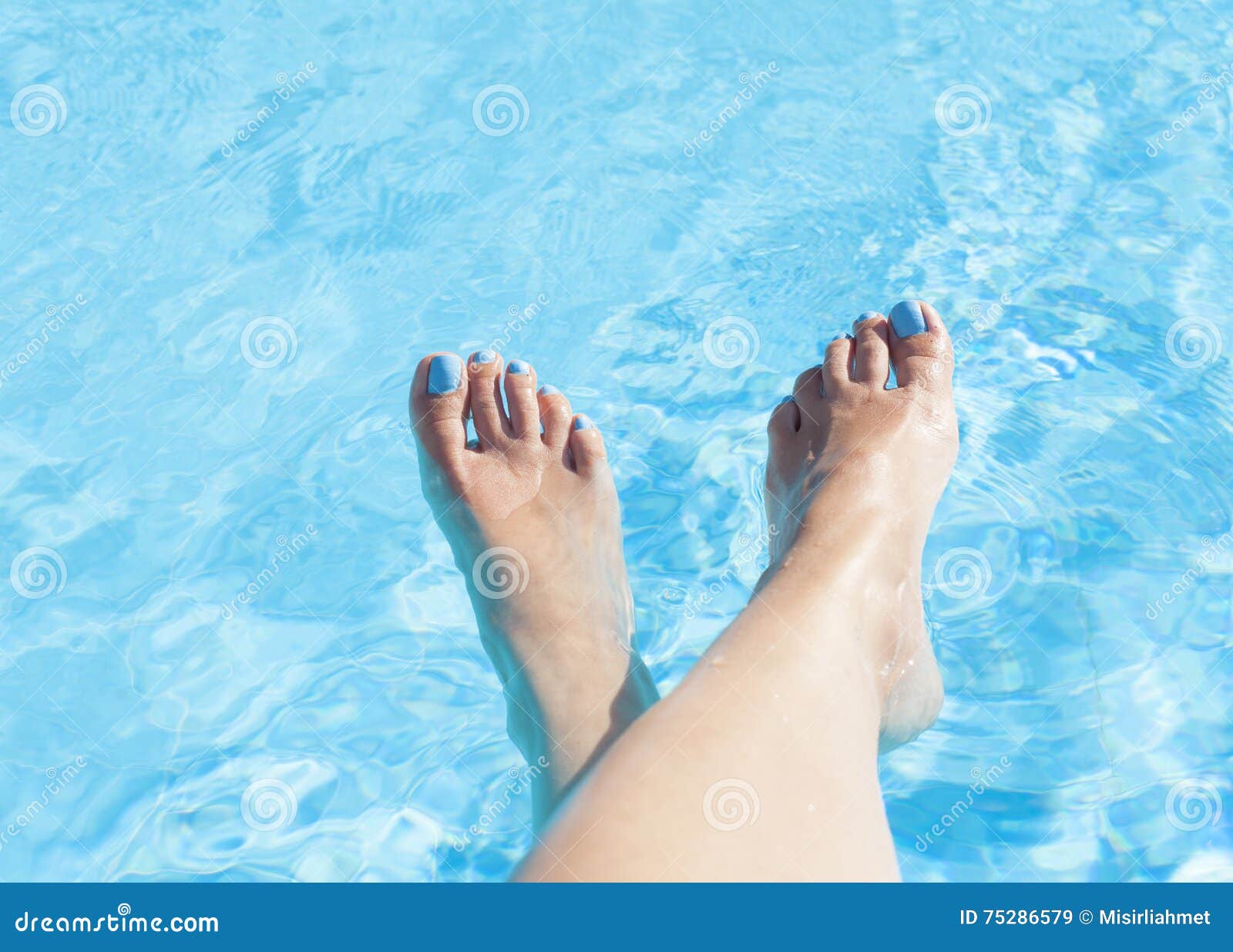 Pies De Una Mujer En La Piscina Imagen de archivo - Imagen de agua, mujer:  75286579