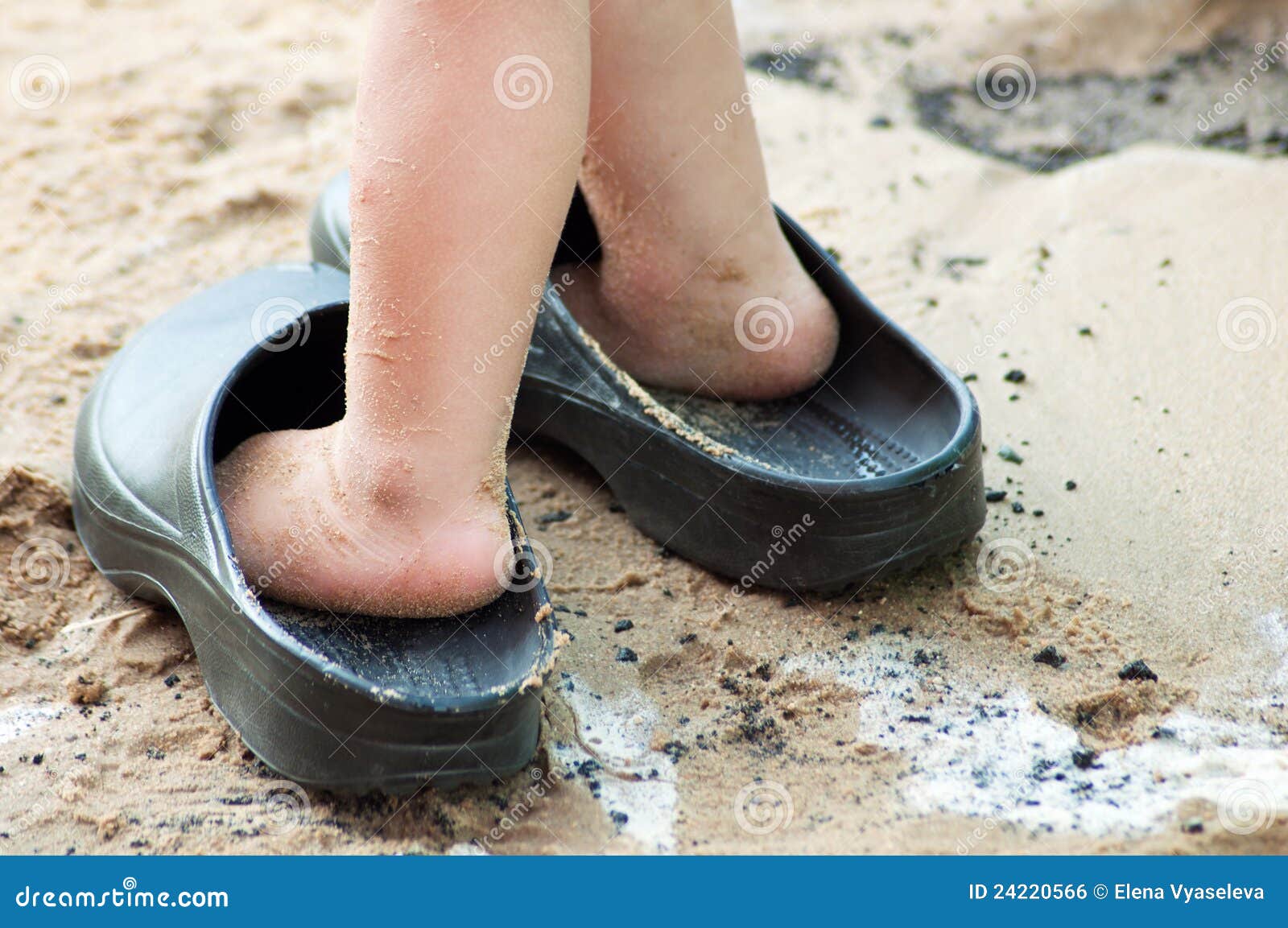 Pies Del Niño En Sandalias Grandes Foto de archivo - Imagen de pies, niño:  24220566