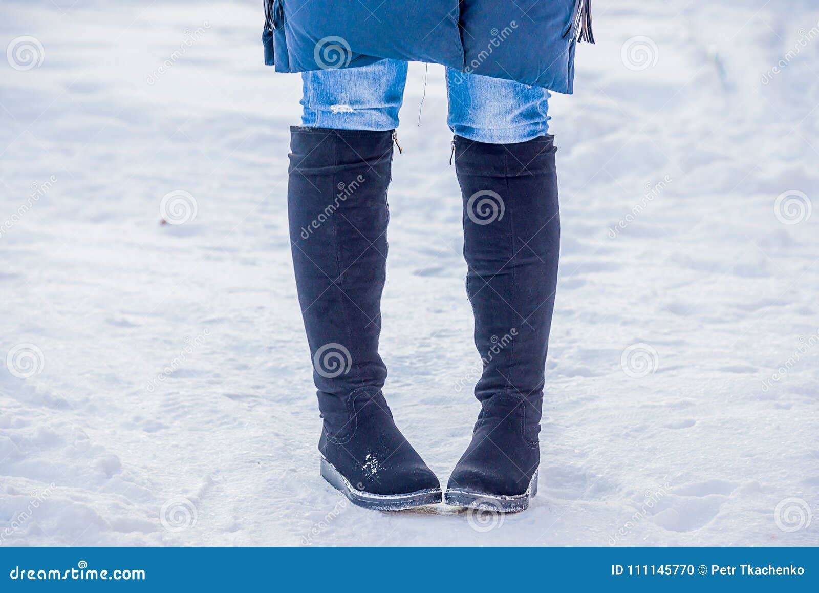 Pies Del ` S De Mujeres En Botas Foto de archivo - Imagen de alineada, calzado: 111145770