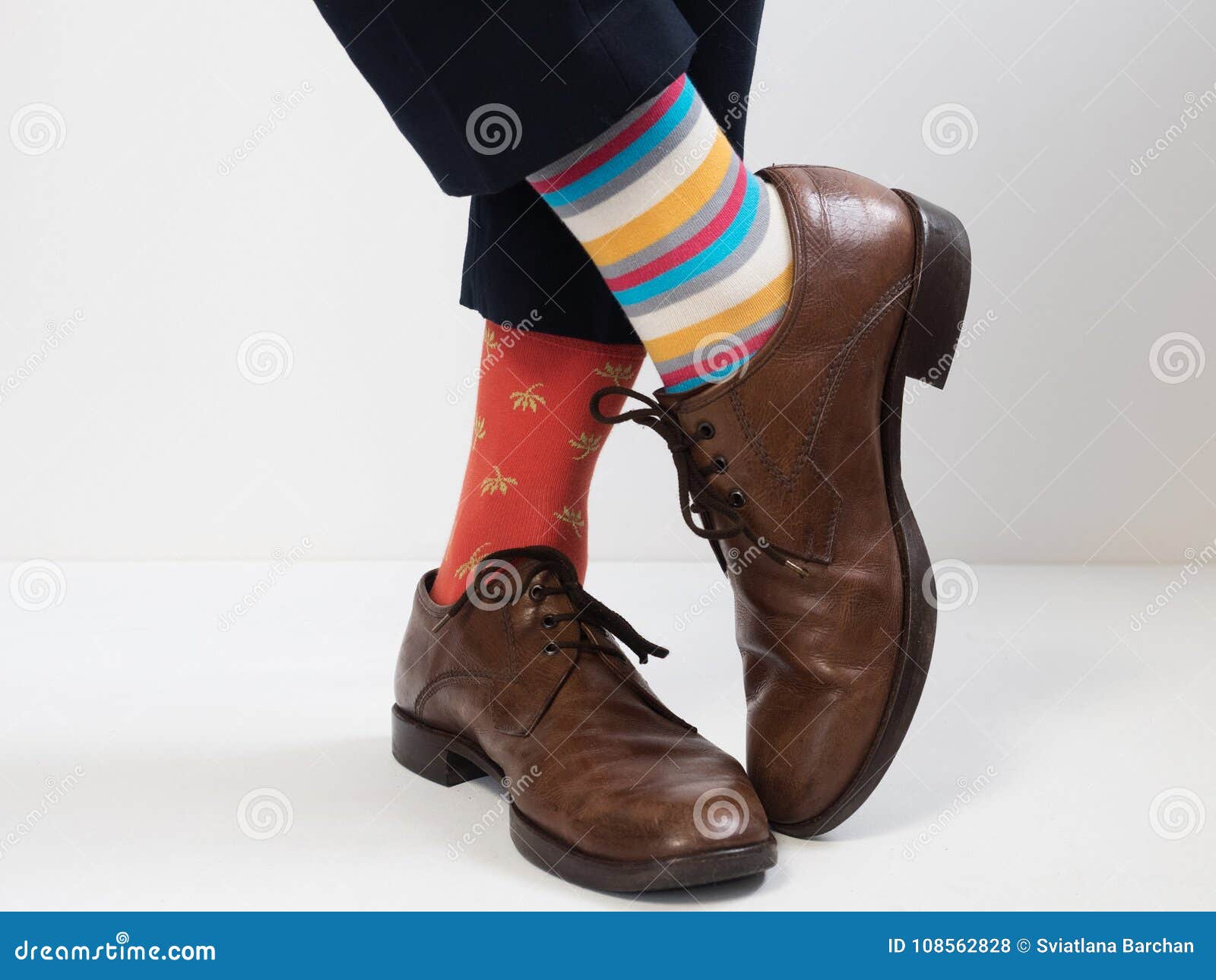 Pies ` De Los Hombres En Zapatos Elegantes Y Divertidos Foto de archivo - Imagen de color, pierna: 108562828