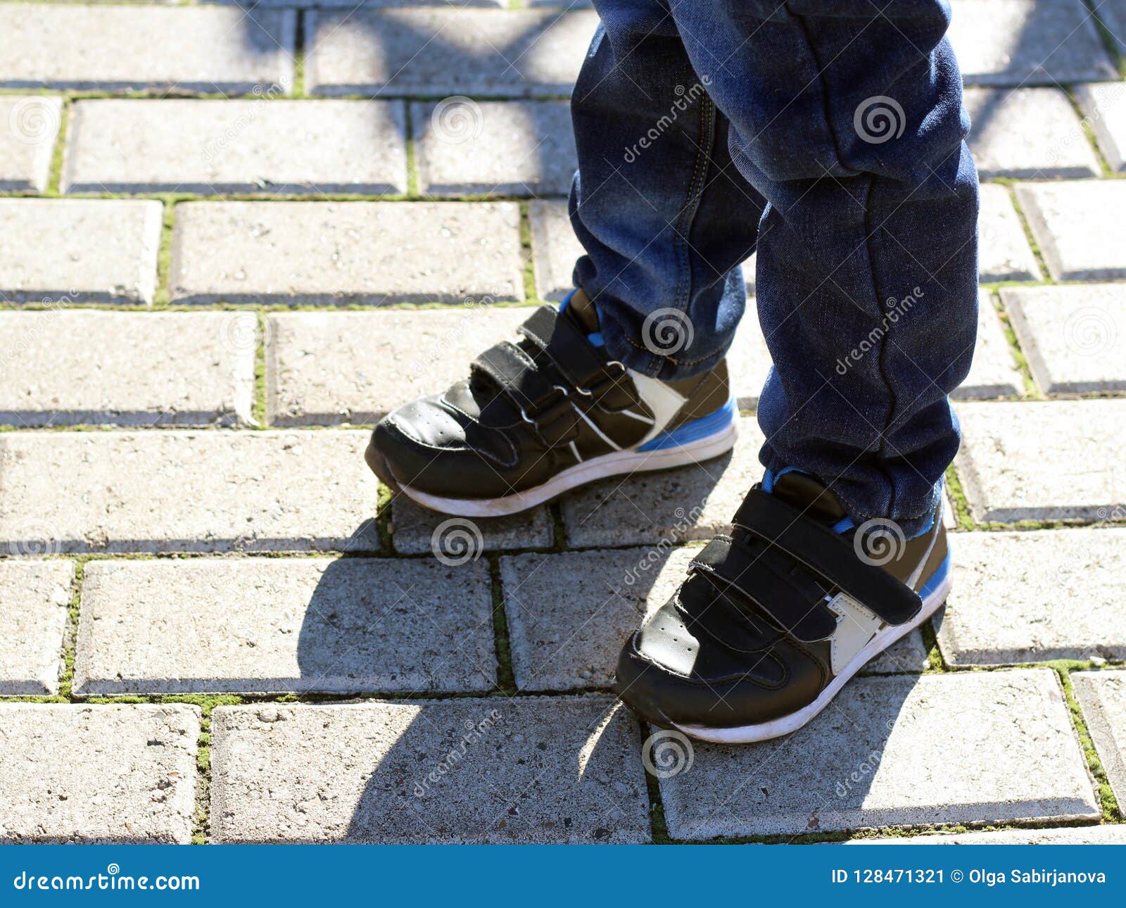 Pies Del ` S De Los Niños En Zapatillas De Deporte Negras Imagen de archivo  - Imagen de puente, manera: 128471321