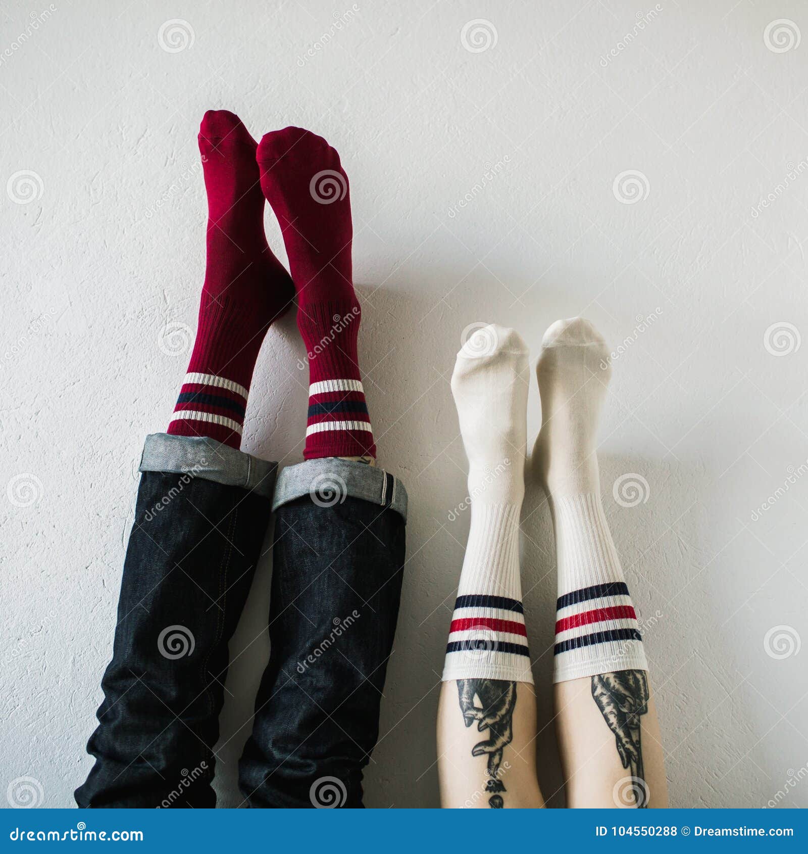 cometer resbalón Interpretación Pies En Calcetines De Lana La Mujer Es Relajante Con Una Taza De Bebida Caliente Y De Calentar Sus Pies En Calcetines De Lana Foto de archivo - Imagen de advenimiento, hembra: cometer resbalón Interpretación Pies En Calcetines De Lana La Mujer Es Relajante Con Una Taza De Bebida Caliente Y De Calentar Sus Pies En Calcetines De Lana Foto de archivo - Imagen de advenimiento, hembra: