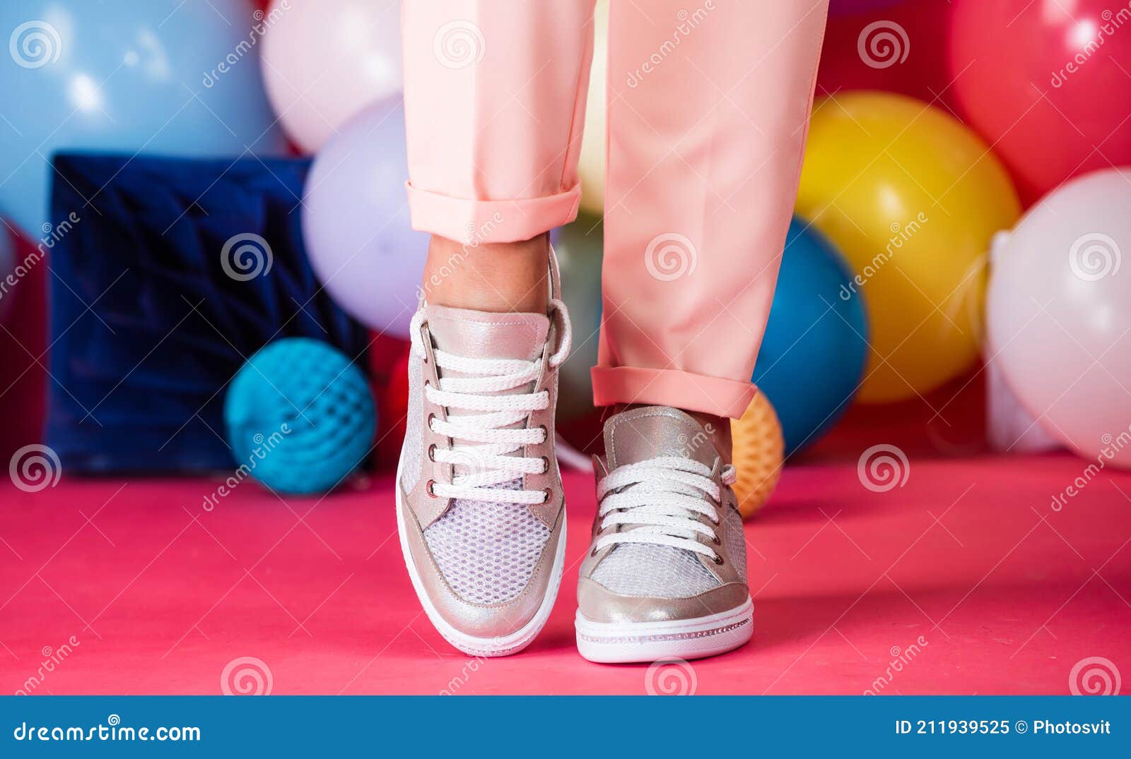 Femeninos En Zapatos Deportivos Cómodos Con Cordones En Globos Coloridos Confort Imagen de archivo - Imagen de colorido, mezclilla: 211939525