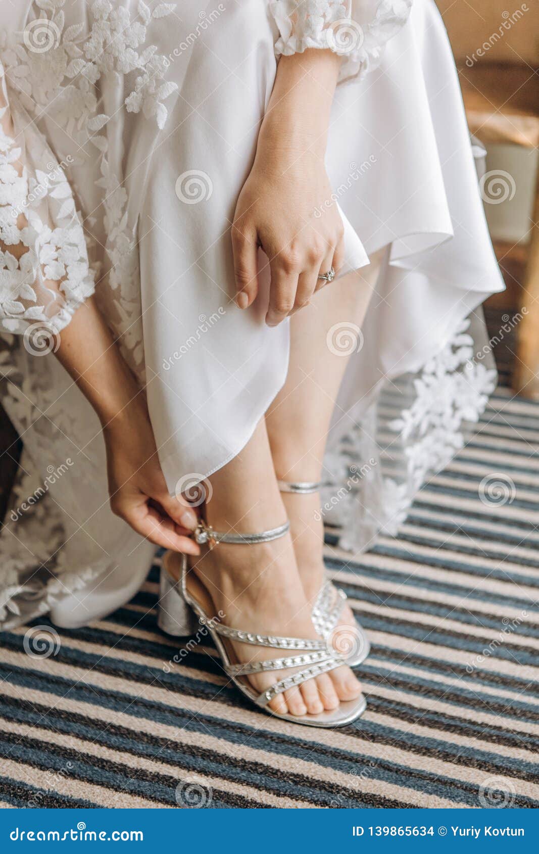 Pies Para Mujer De Los Zapatos Los Zapatos Que Se Casan La Moda De La Novia Foto de archivo - Imagen de partido, felicidad:
