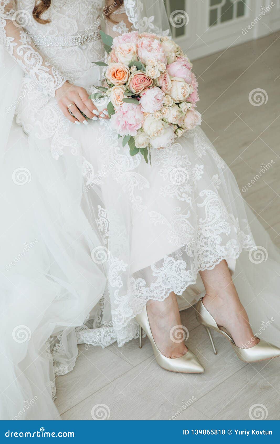 Pies Para Mujer De Los Zapatos De Los Zapatos Que Se Casan La De La Novia Foto de archivo Imagen de vacaciones, cortina: 139865818