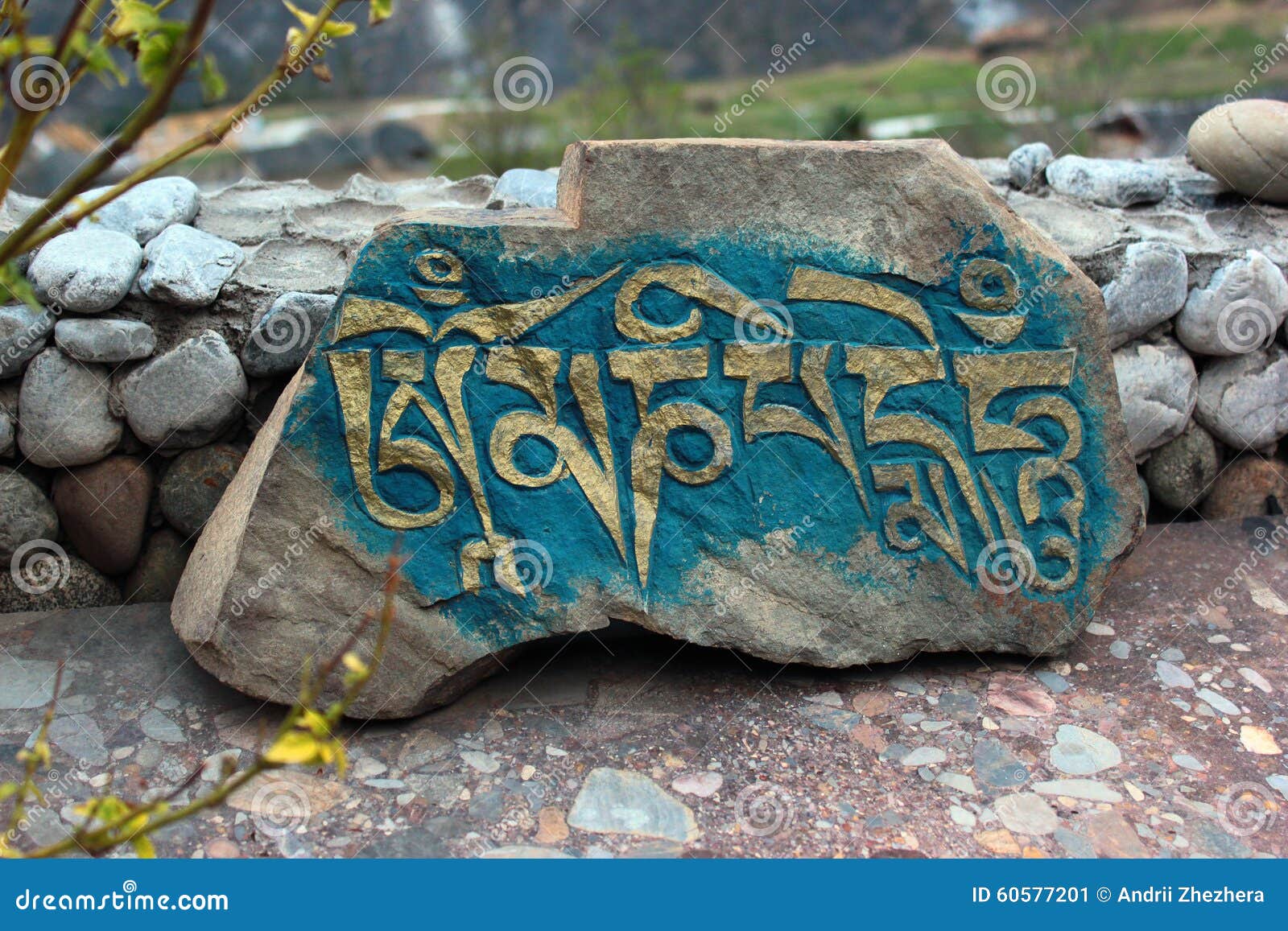 pietra scolpita con liscrizione om mani padme hum immagine stock hum con