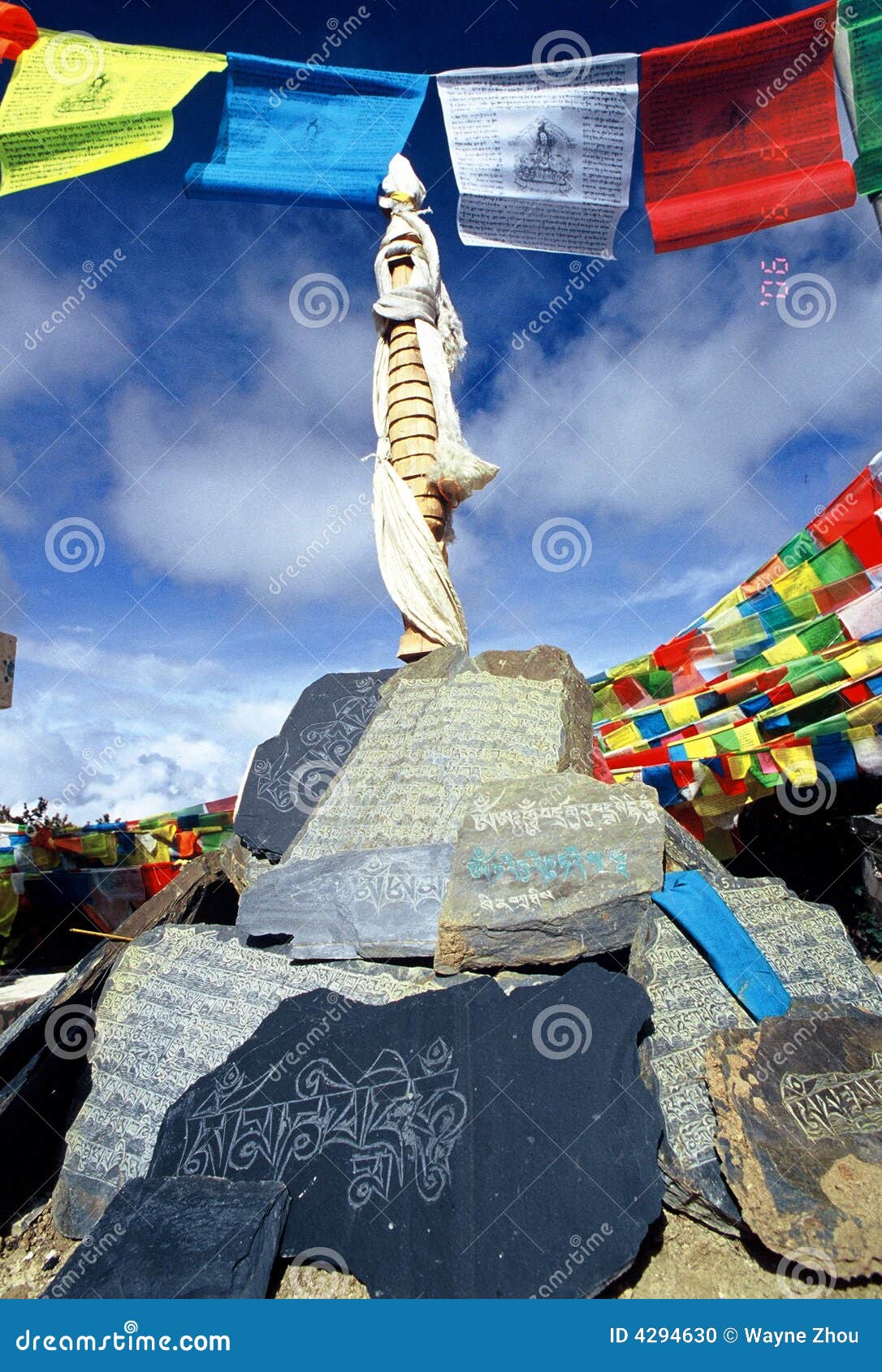 Pietre & Bandierine Tibetane Di Preghiera Fotografia Stock - Immagine di  roccie, buddista: 4294630