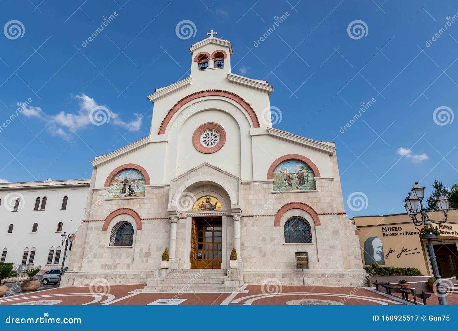 Pietrelcina, Benevento, Italia, Iglesia De La Sagrada Familia Y Museo De  Memorias De San Padre Pious Imagen de archivo - Imagen de cristiano,  religioso: 160925517