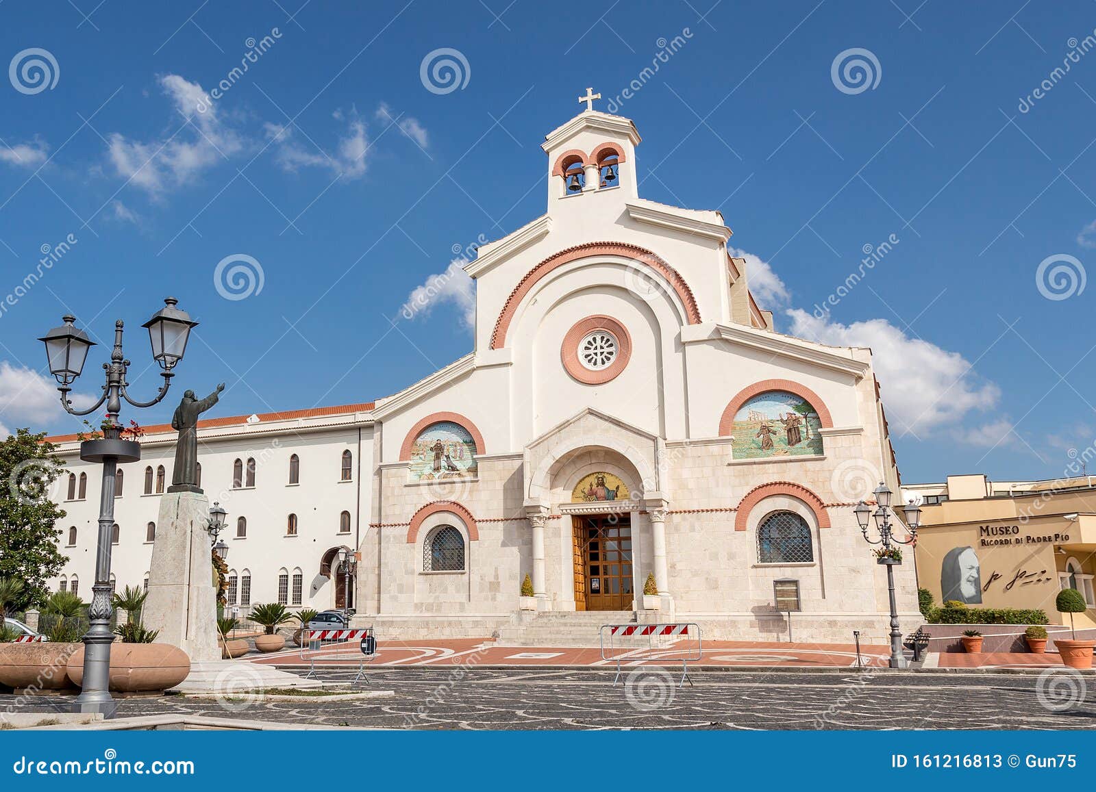 Pietrelcina, Benevento, Italia, Iglesia De La Sagrada Familia Y Museo De Memorias De San Padre Pious Foto de archivo editorial - Imagen de sacerdote, religioso: 161216813 Pietrelcina, Benevento, Italia, Iglesia De La Sagrada Familia Y Museo De Memorias De San Padre Pious Foto de archivo editorial - Imagen de sacerdote, religioso: 161216813