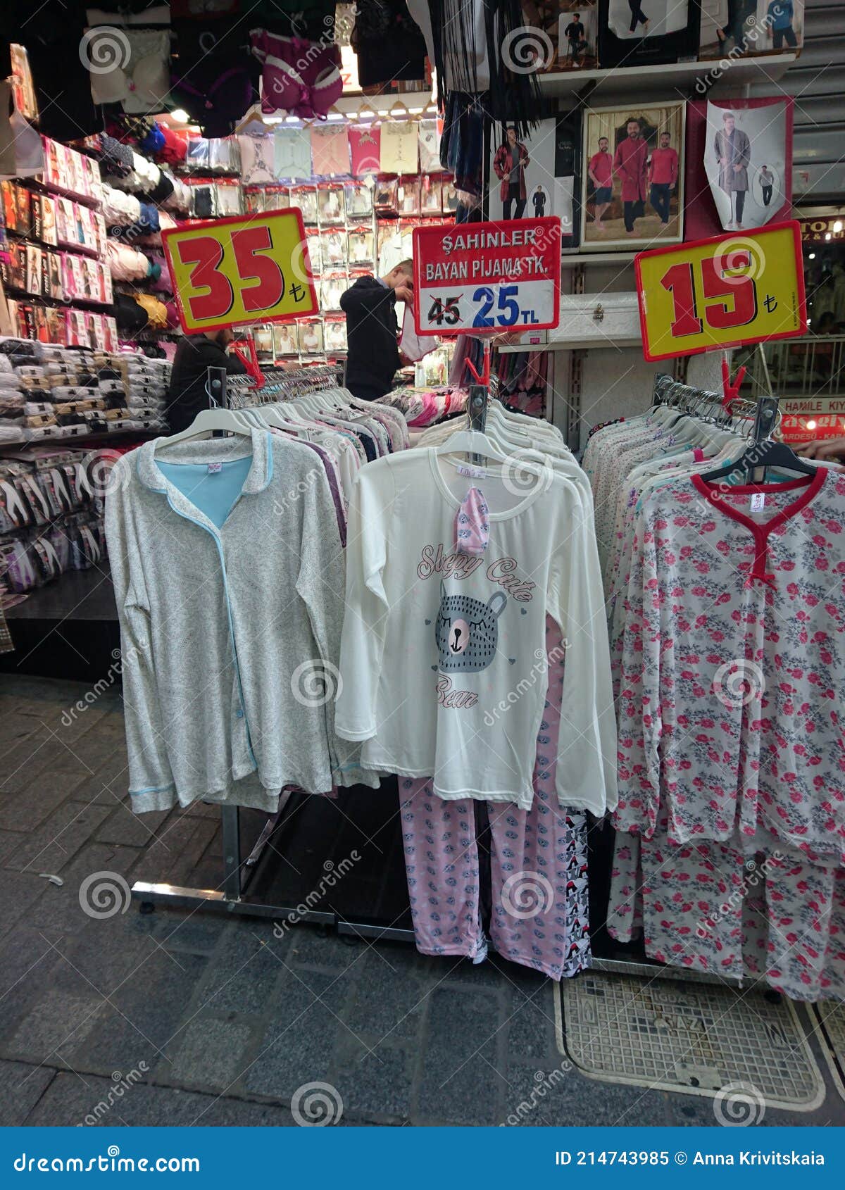 disfraz Mejor padre Pijamas Para Mujer En Venta En El Mercado Callejero Imagen editorial -  Imagen de compra, pijamas: 214743985