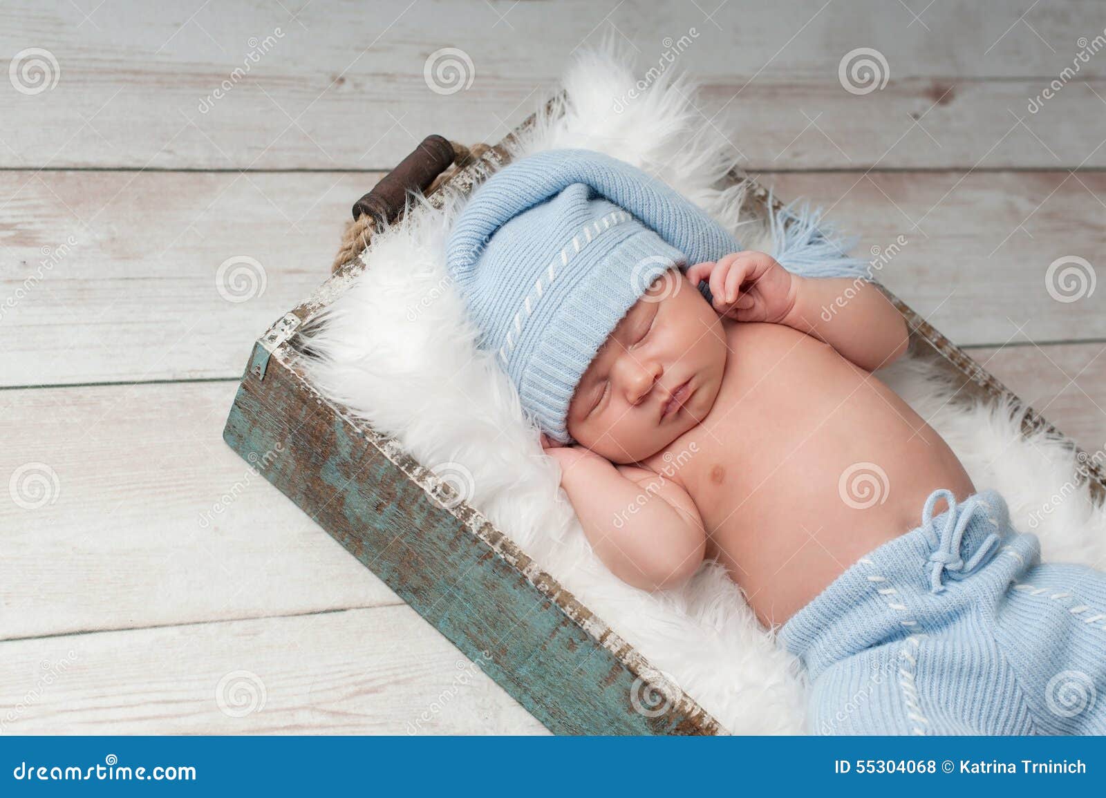 Pijamas Vestindo Do Bebe Recem Nascido Do Sono Foto De Stock Imagem De Narcissus Camisa Pijamas Vestindo Do Bebe Recem Nascido Do Sono Foto De Stock Imagem De Narcissus Camisa