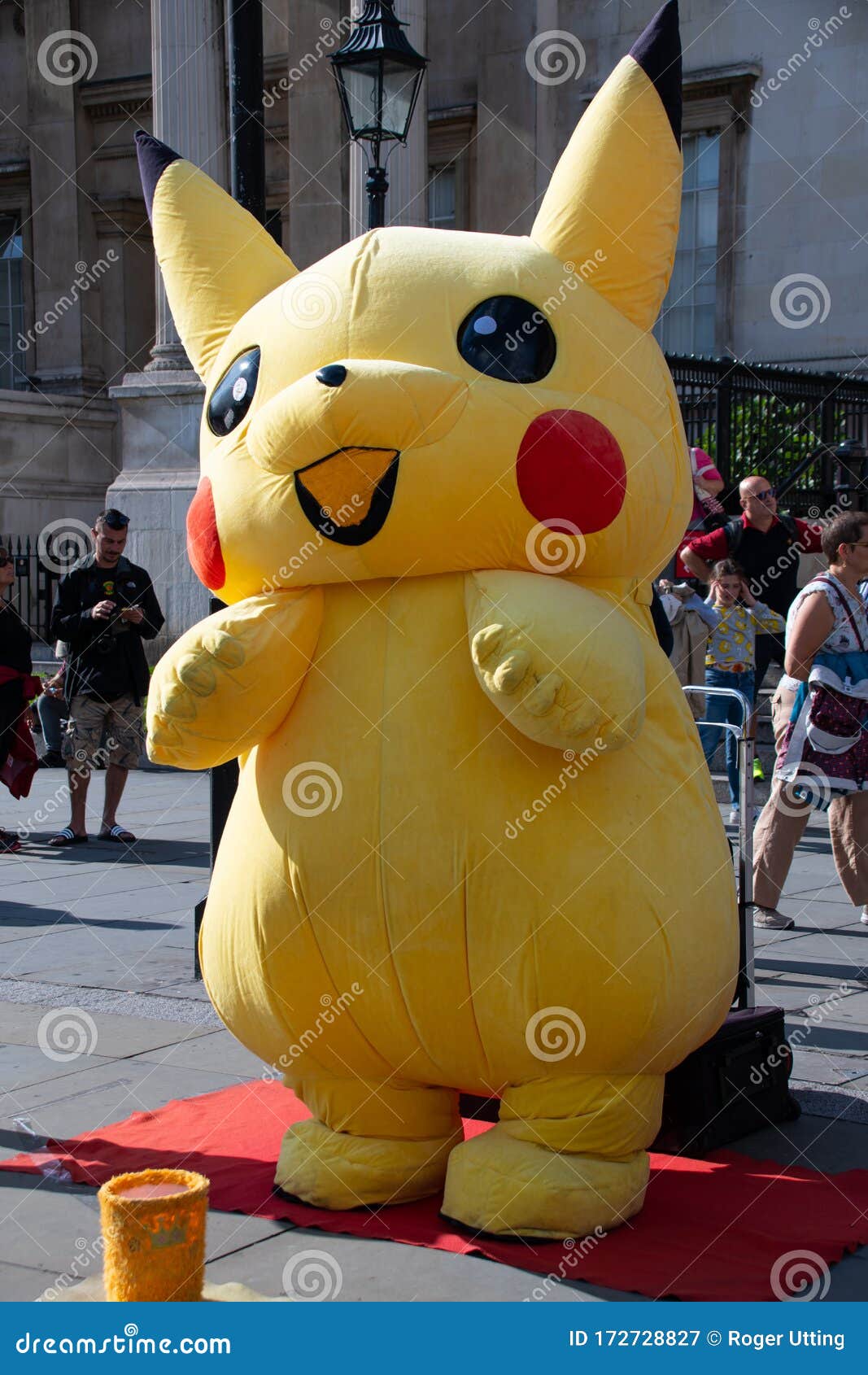 Pikachu na praça fotografia editorial. Imagem de grande - 172728827