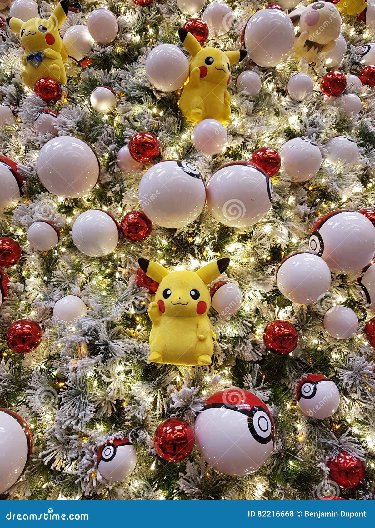 Pikachu Weihnachten Redaktionelles Stockfoto Bild Von Baum