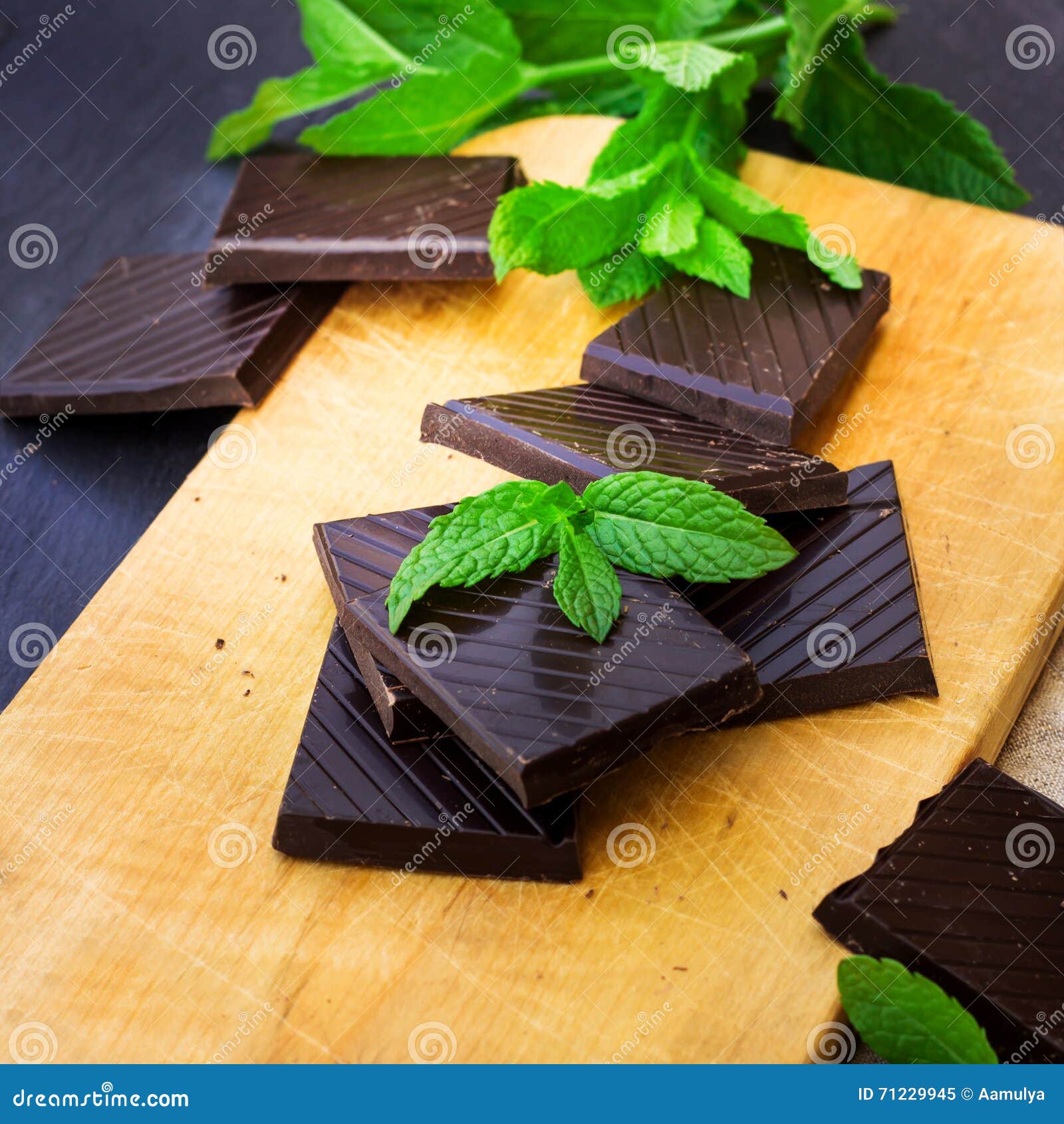 Pila De Barras De Chocolate Con La Menta Imagen de archivo Imagen de