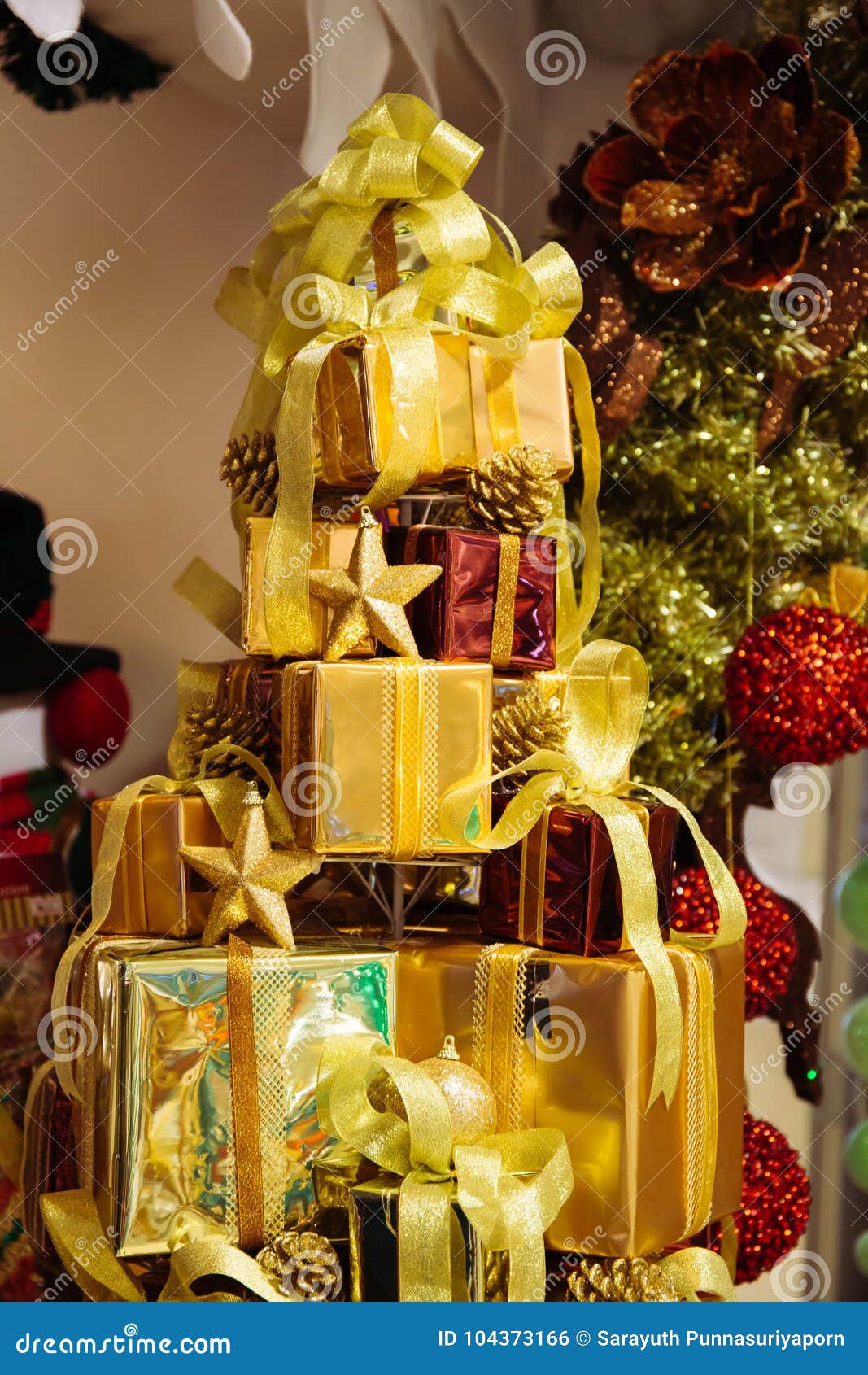 Pila De Cajas De Regalo Brillantes Adornadas En árbol De Navidad Con Las  Decoraciones Del Ornamento De La Navidad Foto de archivo - Imagen de fondo,  navidad: 104373166