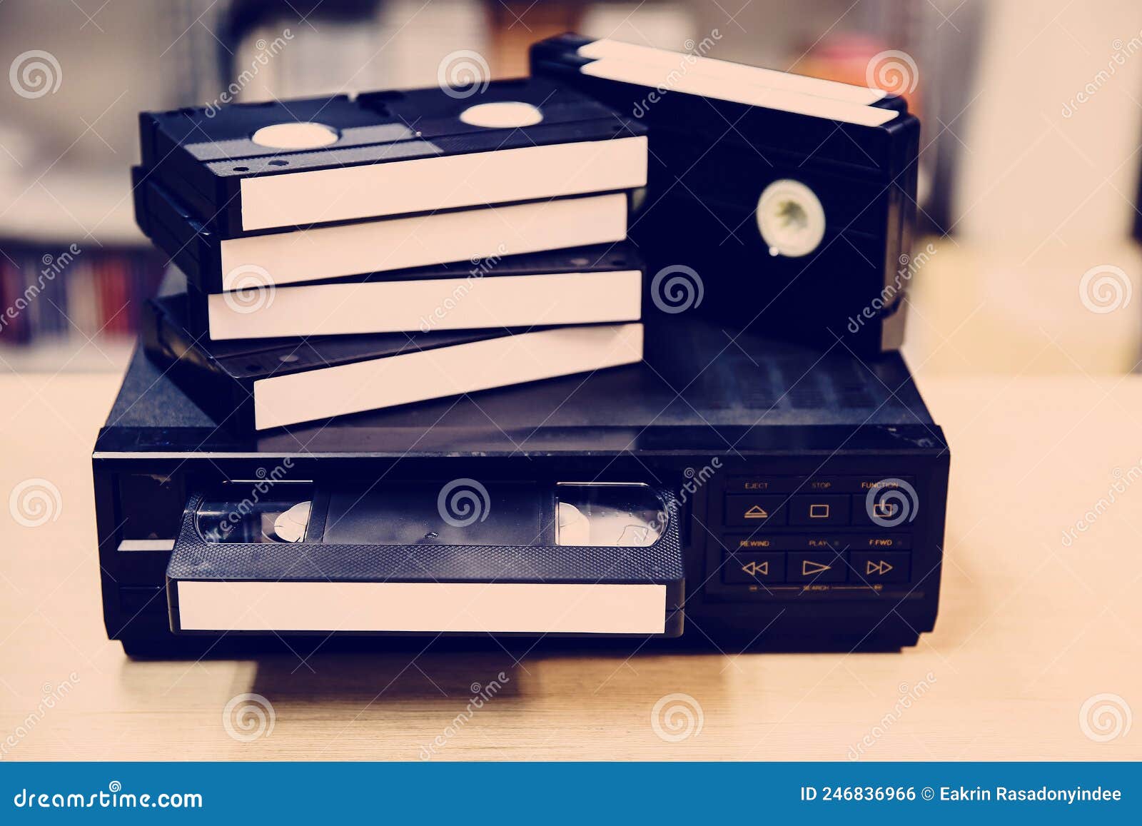 Montón de cinta de video vhs con reproducción de video antiguo