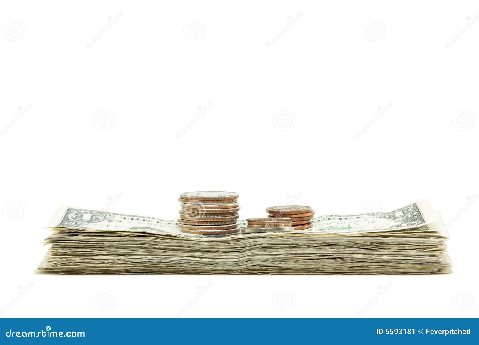 Pila de dinero y de monedas aislados en un fondo blanco.
