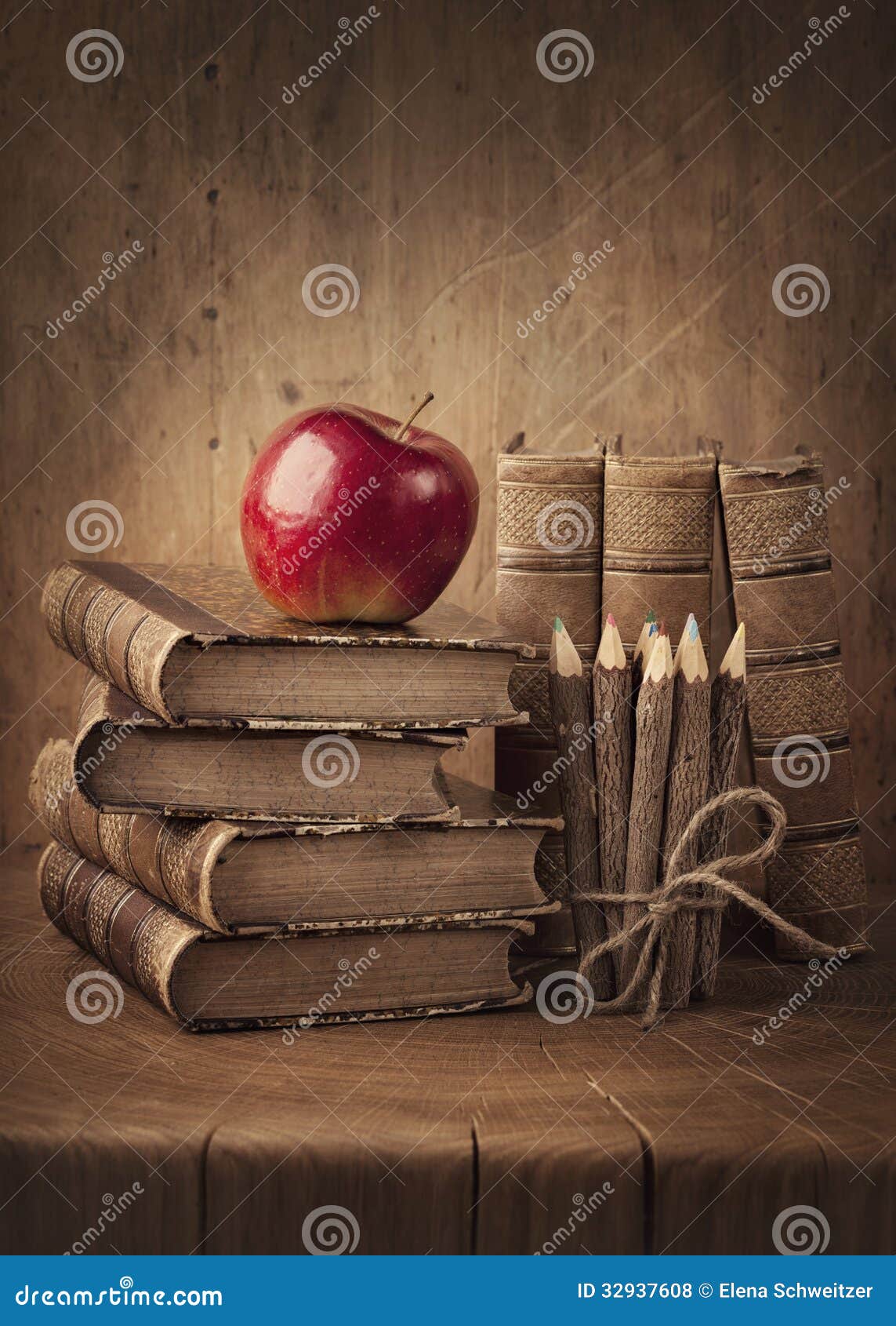 Pila De Libros Y De Manzana Roja Foto de archivo Imagen de nadie