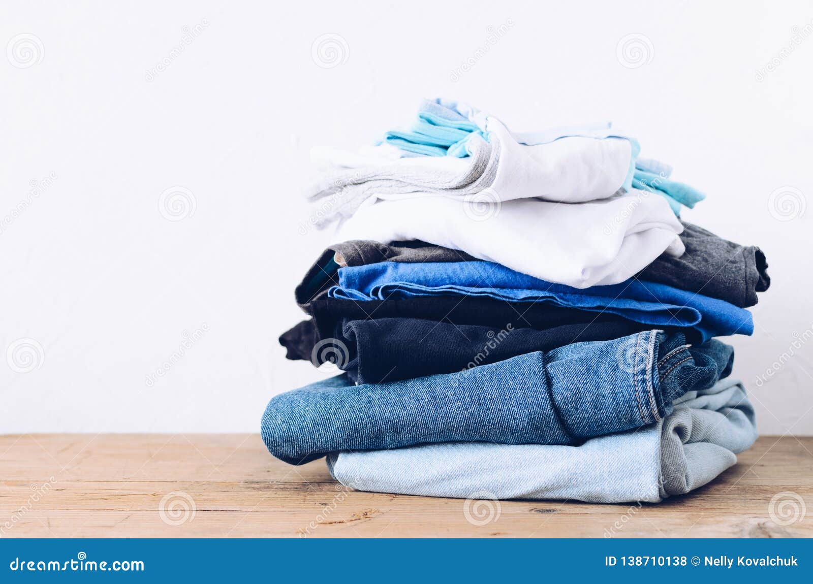 Doblar la ropa. imagen recortada de mujer doblando ropa sobre la mesa