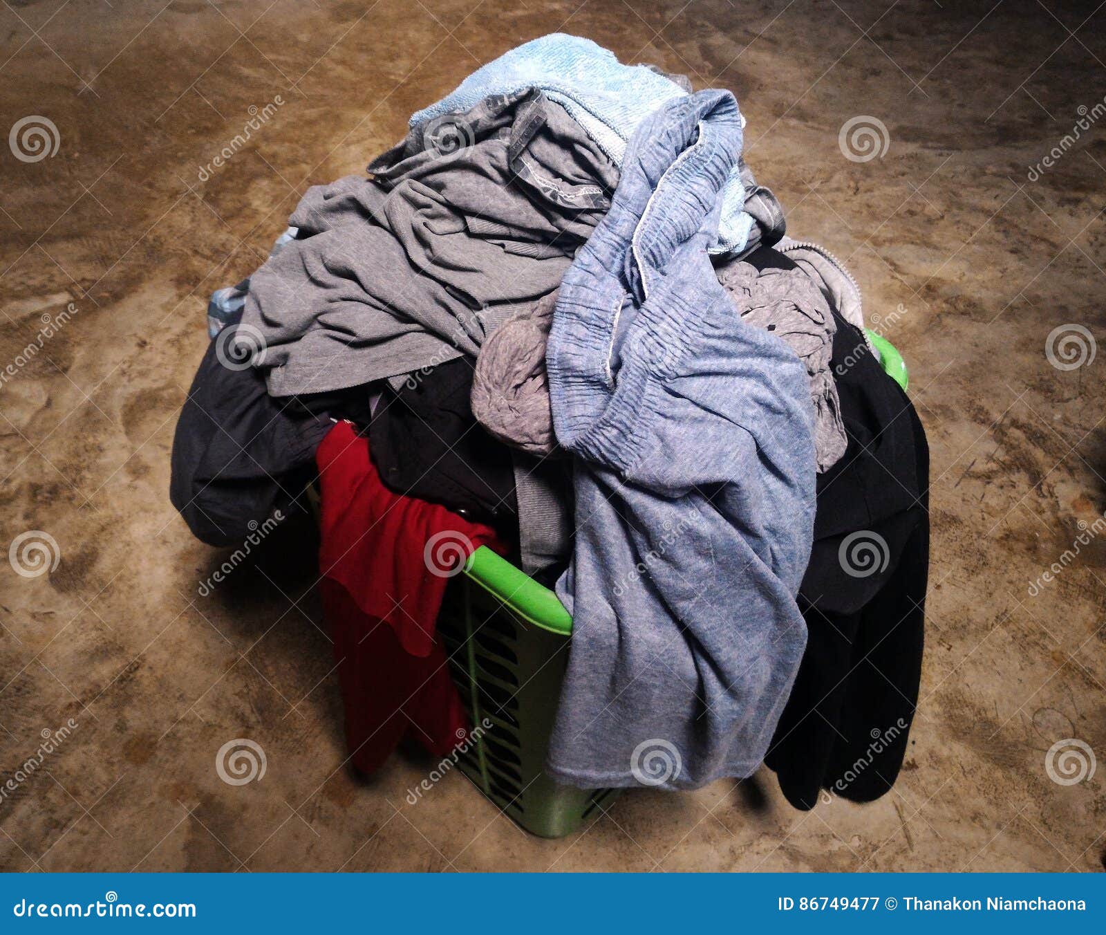 Pila de ropa sucia imagen de archivo. Imagen de housework - 86749477