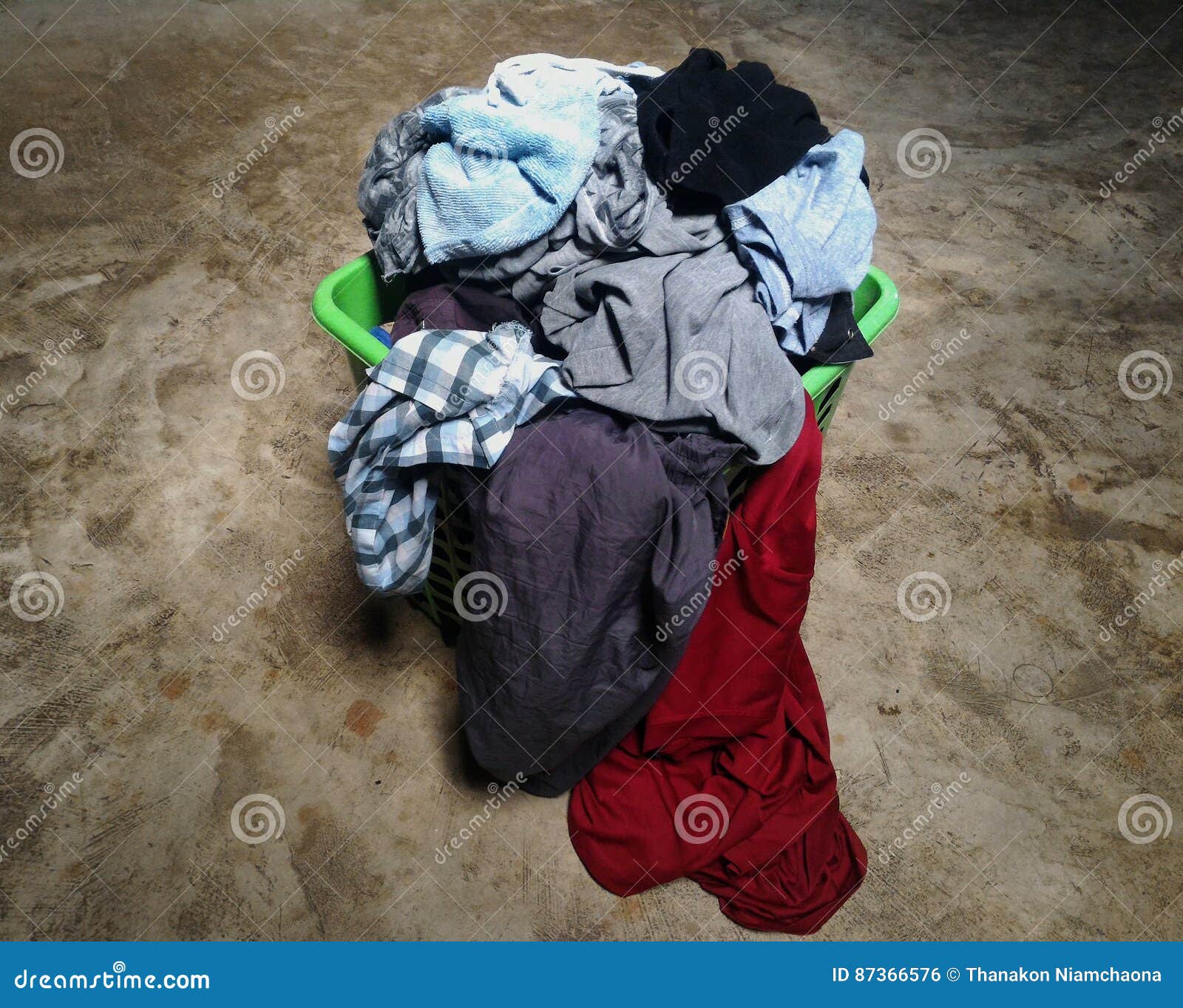 Pila de ropa sucia foto de archivo. Imagen de tarea, fondo - 87366576