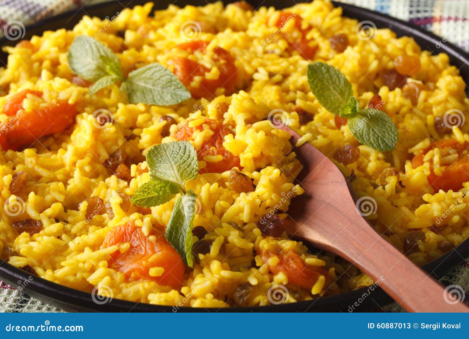 Pilaf Dulce Con El Primer Secado De Las Frutas En Una Placa Horizontal
