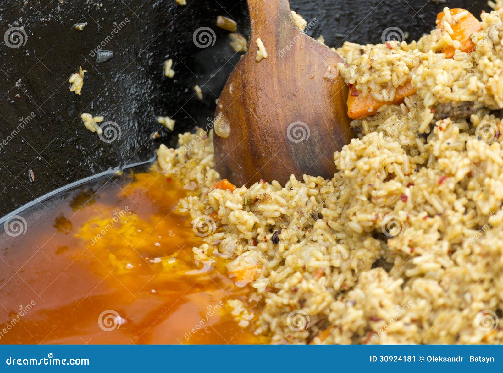 Pilaf En Una Caldera Con La Cuchara Imagen de archivo Imagen de