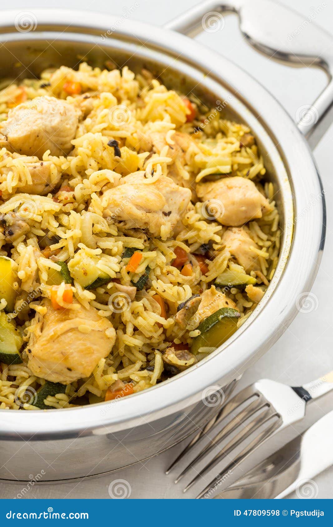 Pilaf preparado con arroz foto de archivo. Imagen de zanahoria 47809598