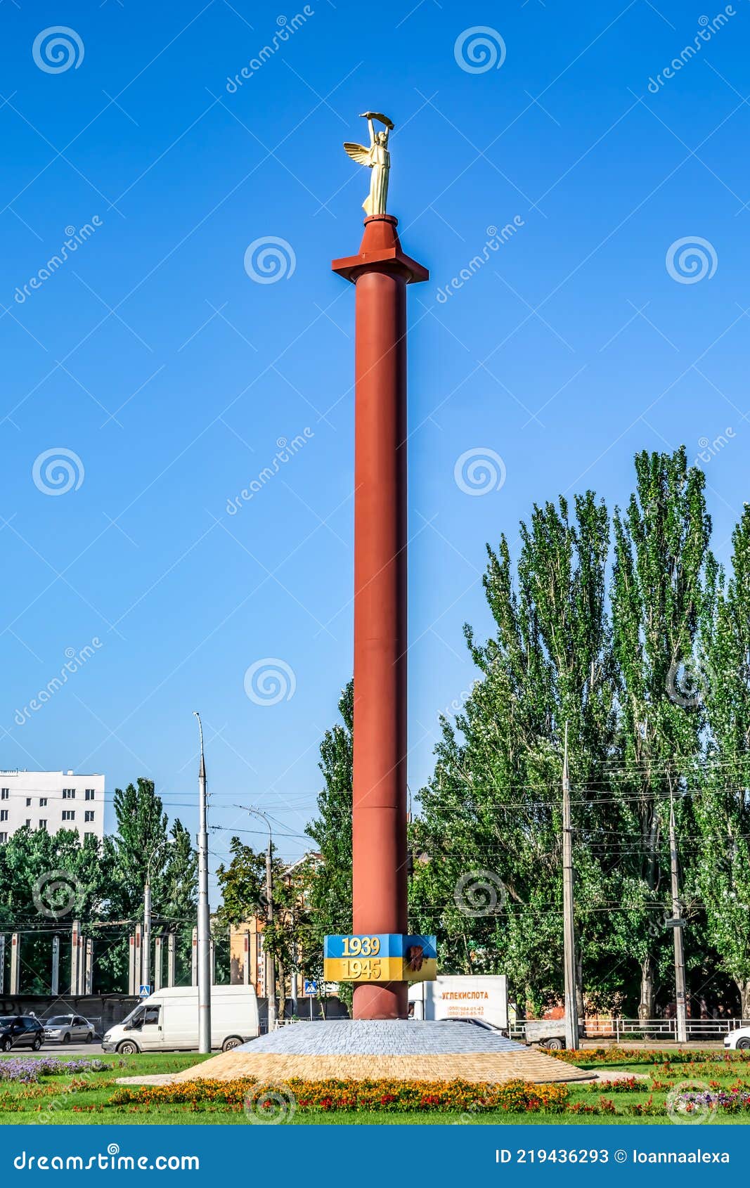 Pilar Alto Con Una Escultura De La Diosa Nike Encima En Medio De Una Calle La En Foto de archivo editorial - Imagen de obelisco, alto: