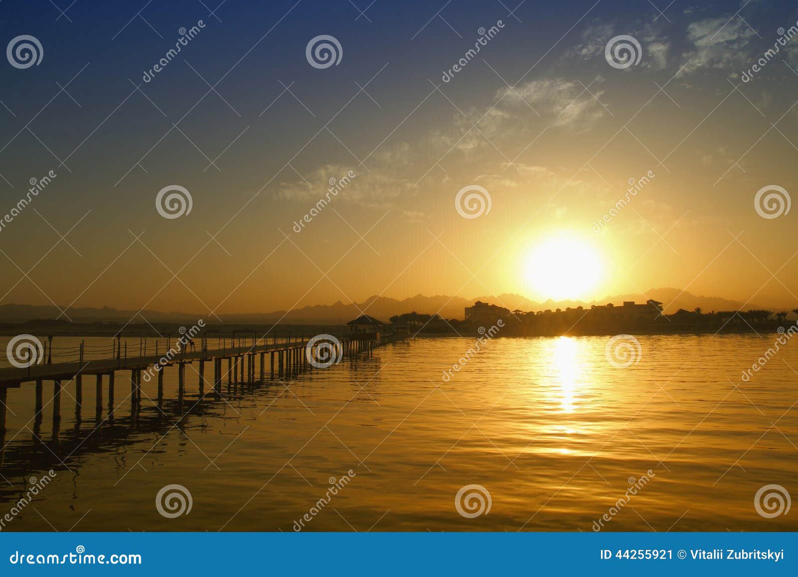 Pilastro al tramonto. Pilastro nel mare al tramonto sopra le montagne