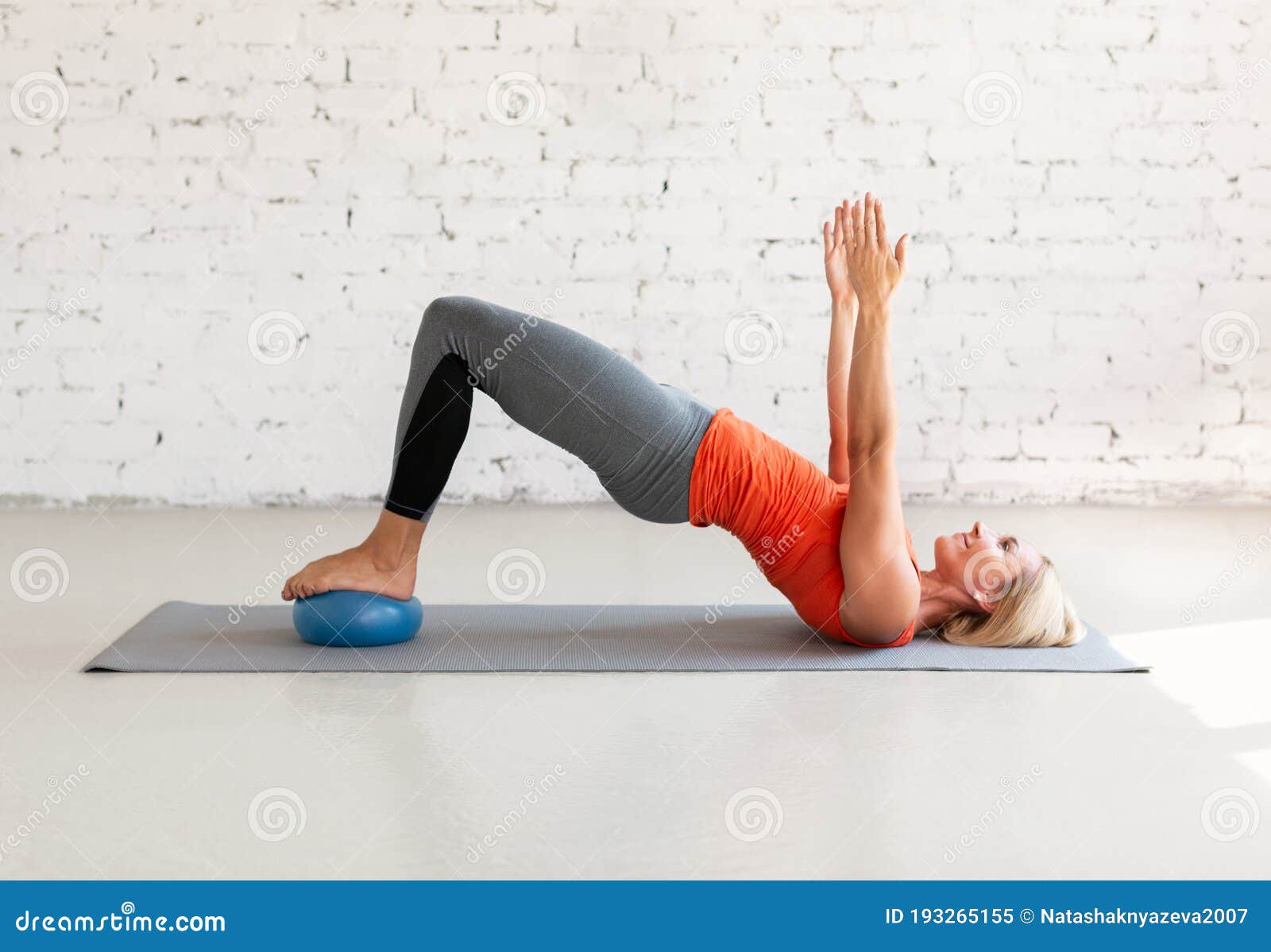 Pilates Con Pelota De Pequeño Ajuste. Mujer Caucásica Practica El Balance  De Puente Gluteal En Una Alfombra En El Interior De Un E Imagen de archivo  - Imagen de sano, aptitud: 193265155