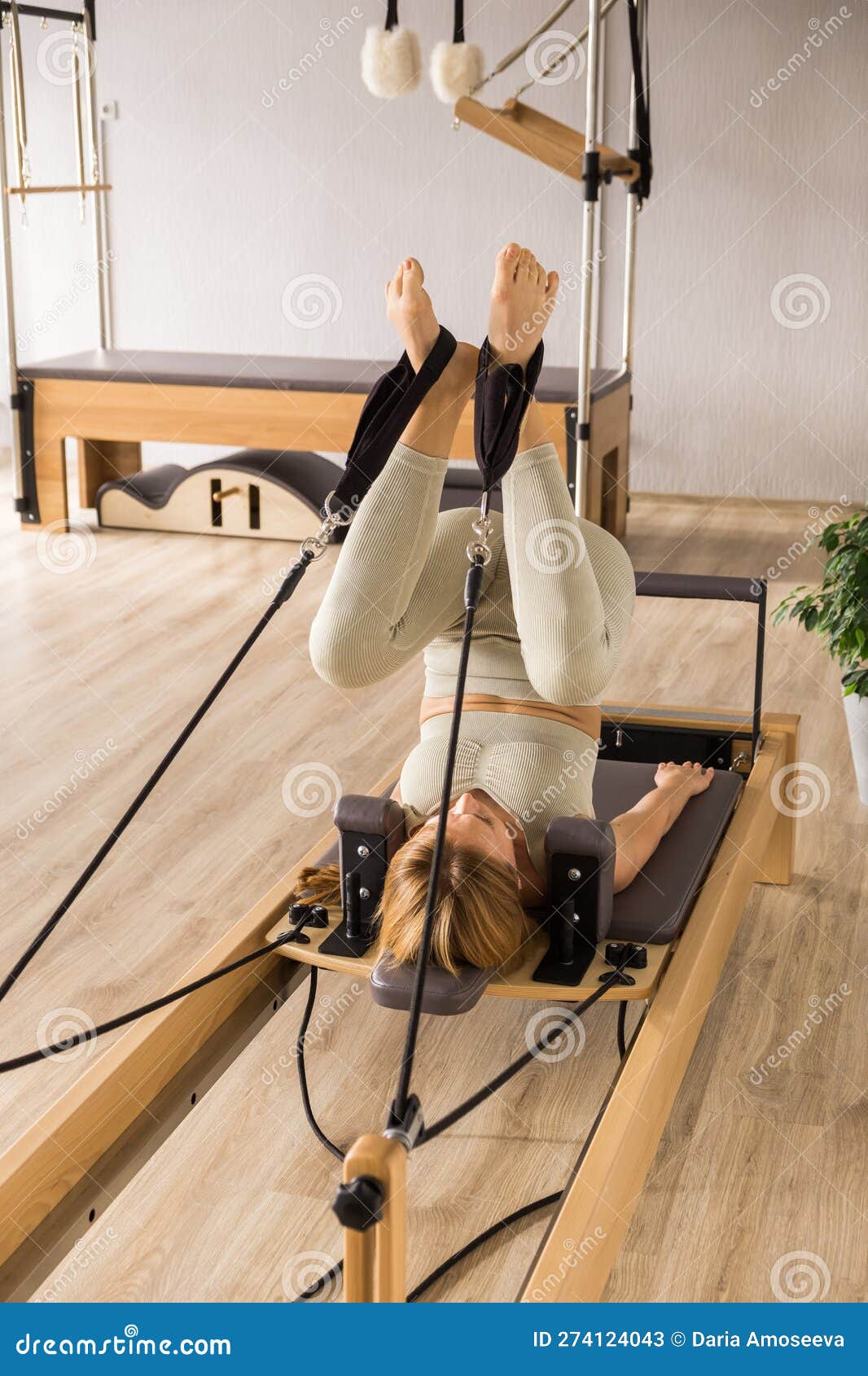 Pilates De Treino De Mulheres Na Cama Do Reformador. Reformadora