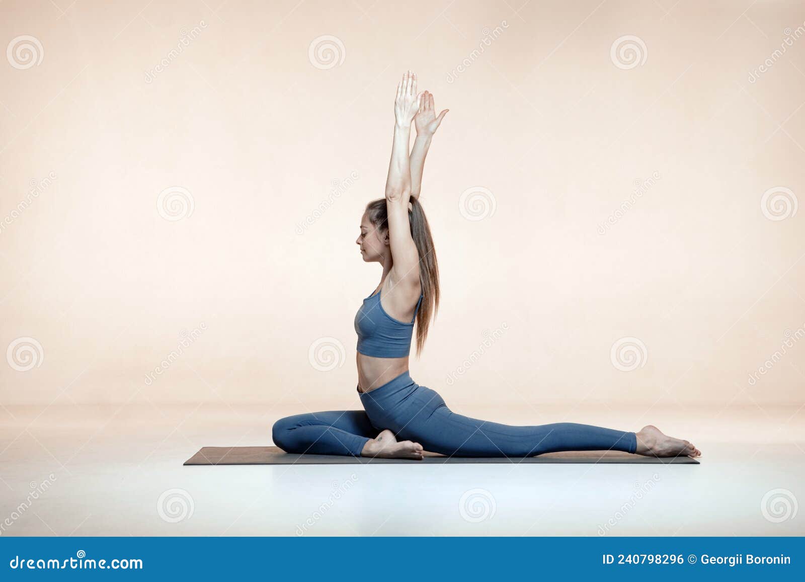 Pilates O Entrenamiento De Yoga. Deportista Joven Flexible Mujer