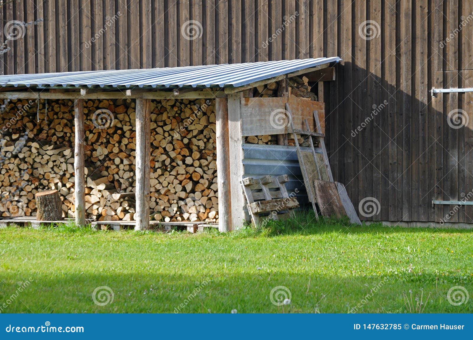 Grange Avec La Pile De Bois De Chauffage Avec La Pile Des Rondins