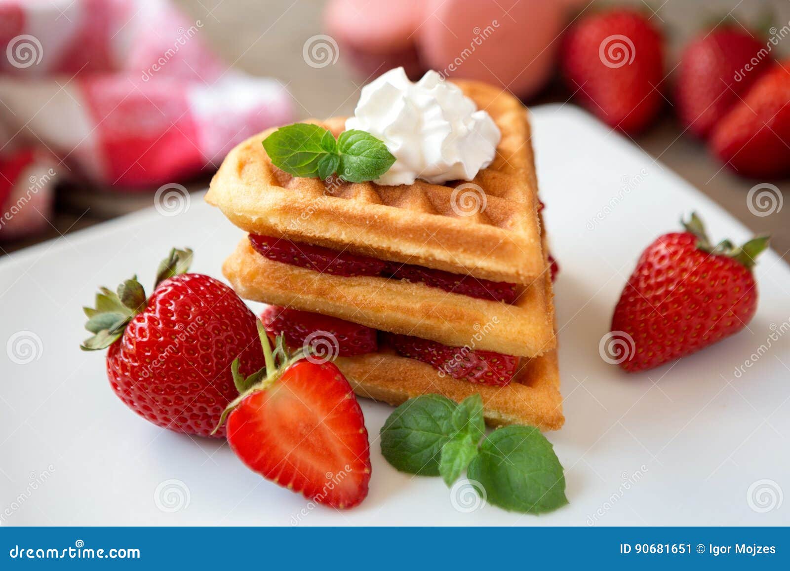 Pile de gaufres fraîchement cuites au four délicieuses avec les fraises fraîches