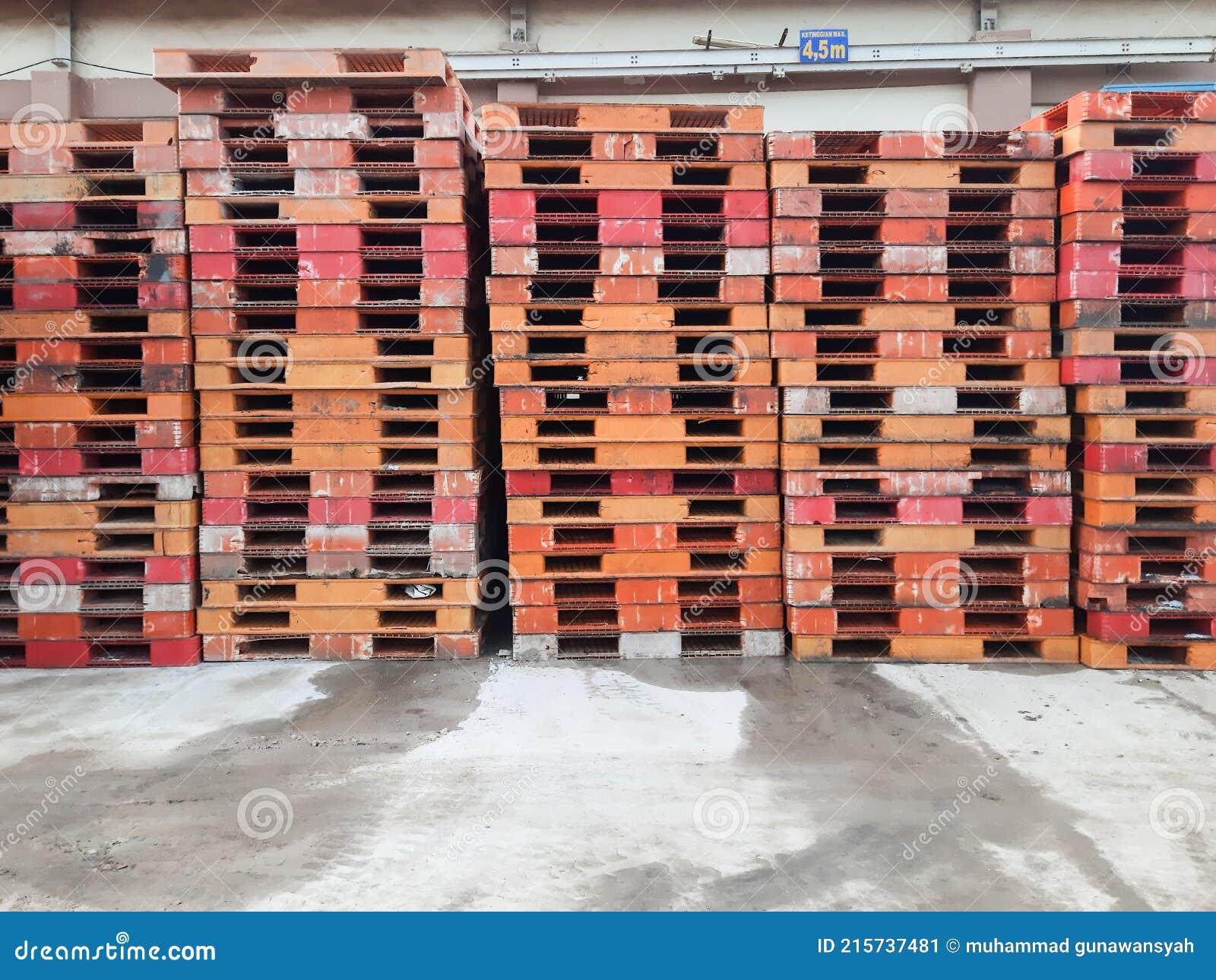 Pile De Palettes En Plastique Industriel Image stock Image du