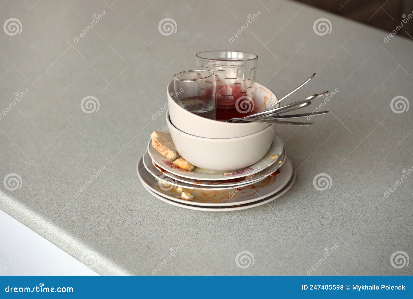Concept De Lave-vaisselle Sur Une Table Texturée Grise