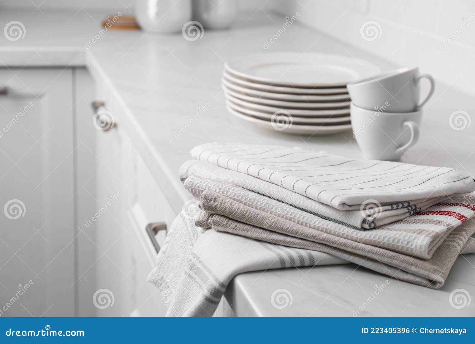 https://thumbs.dreamstime.com/z/pile-de-serviettes-cuisine-et-vaisselle-sur-le-comptoir-espace-int%C3%A9rieur-pour-texte-chemin%C3%A9e-223405396.jpg