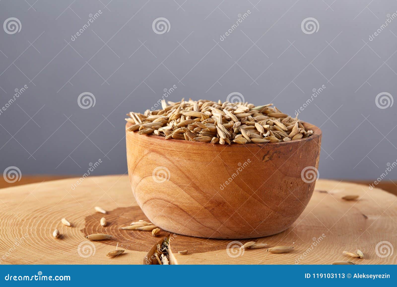 Pile des grains d'avoine non épluchés sur le fond en bois, vue supérieure, plan rapproché, macro, profondeur de champ. Pile des grains d'avoine non épluchés sur le fond en bois, vue supérieure, plan rapproché, macro, foyer sélectif, profondeur de champ Un certain espace de copie aliments diététiques Consommation saine, suivant un régime Farine d'avoine nutritive naturelle Cuisine de Vegan Collage des légumes frais