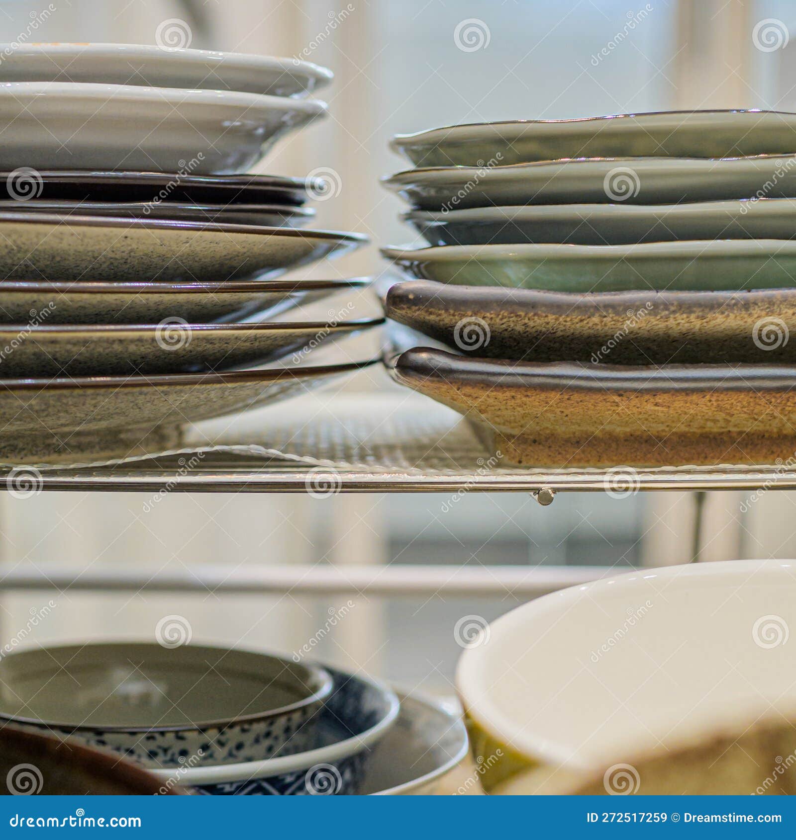 Pile Di Ciotole E Piatti Giapponesi Nel Cassetto Della Cucina. Immagine  Stock - Immagine di ceramica, alimentazione: 272517259