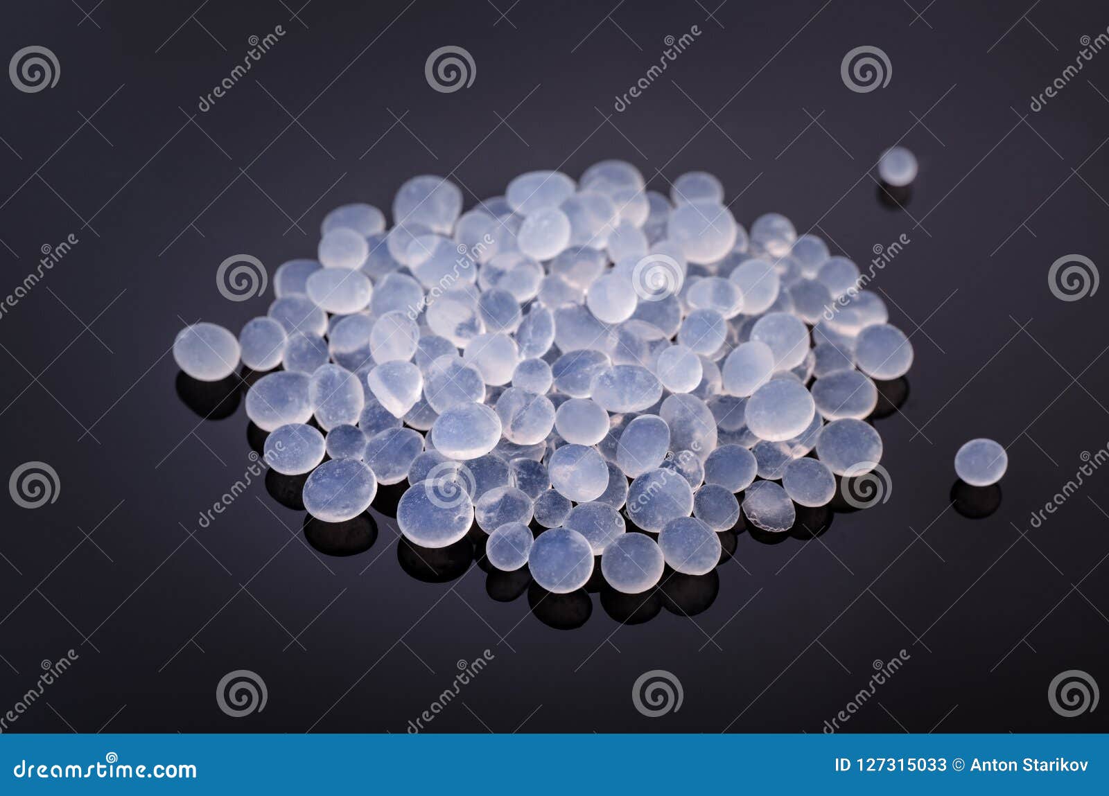 pile of silica gel granules
