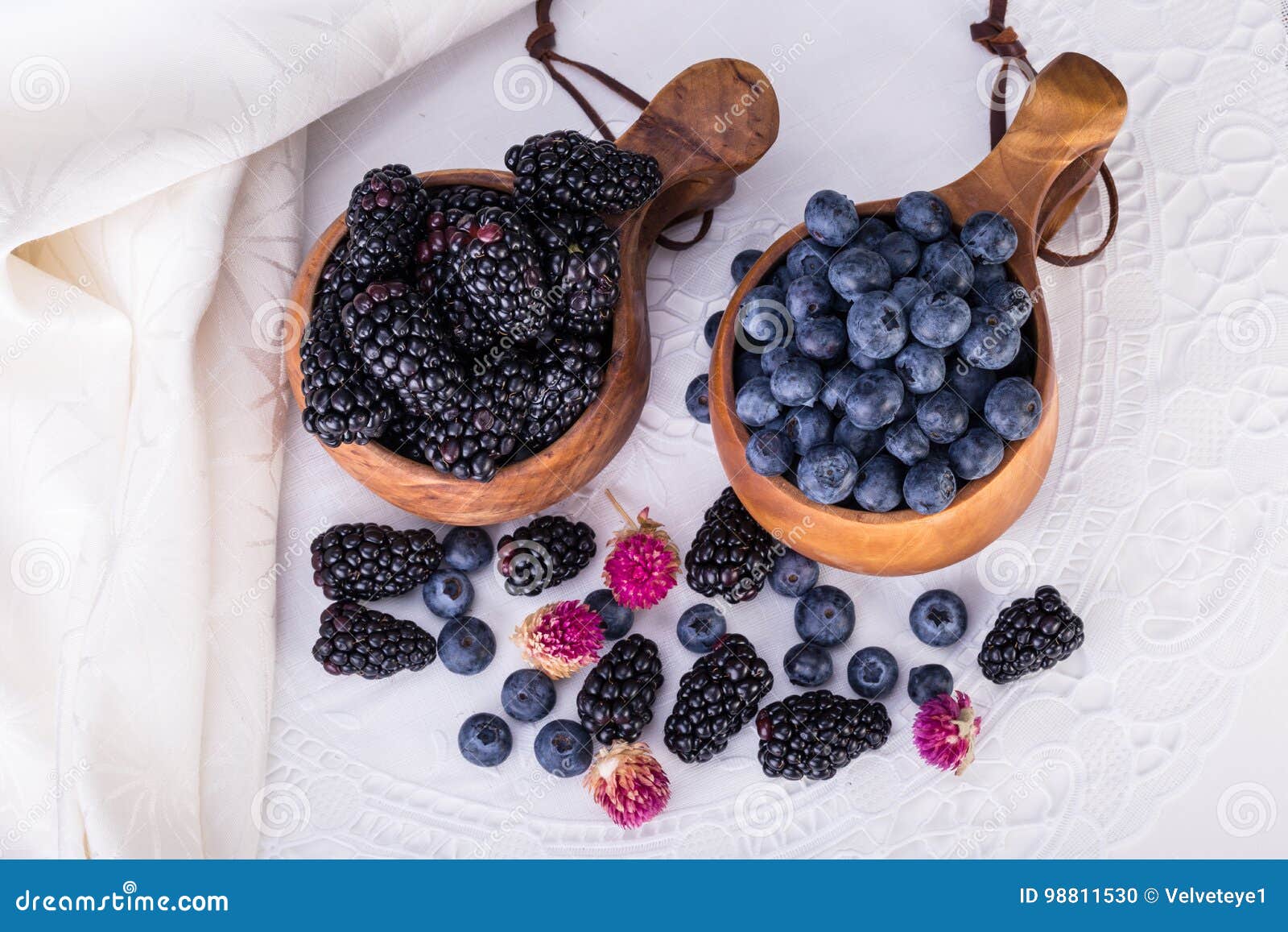 https://thumbs.dreamstime.com/z/piles-blueberries-blackberries-kuksa-ancient-lapland-f-finland-finnish-food-culture-98811530.jpg