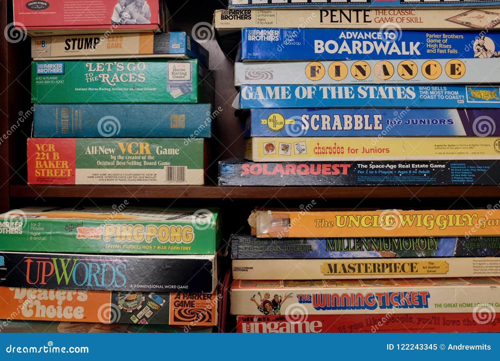 Piles De Jeux De Société De Vintage Image éditorial - Image du classique,  junior: 122243345