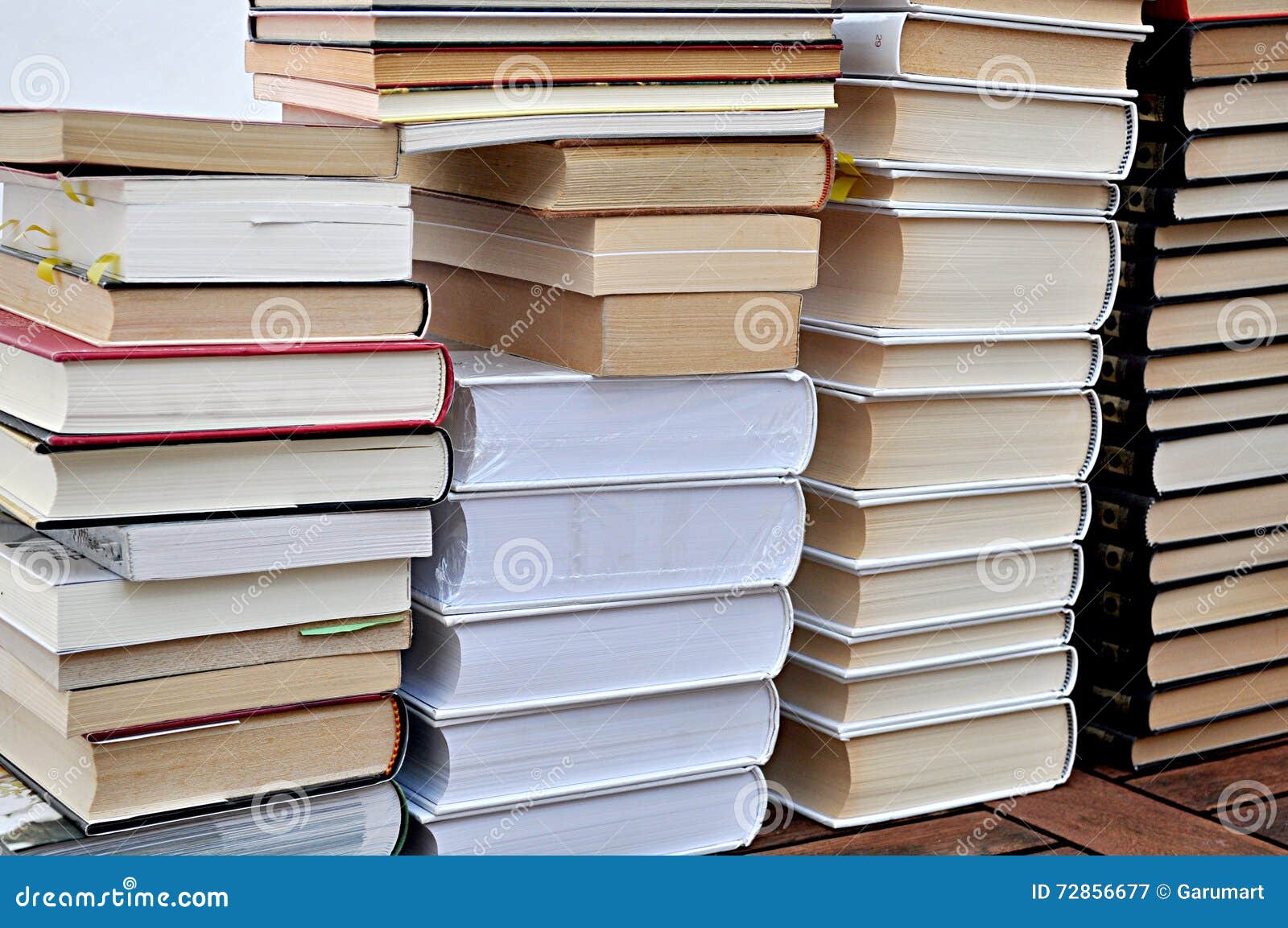 Piles des livres image stock. Image du connaissance, littéraire 72856677