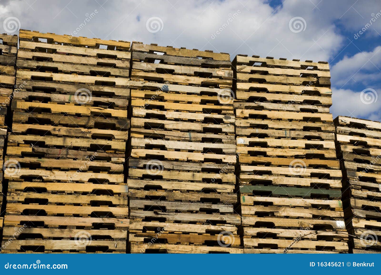 Piles des palettes image stock. Image du empilé, bois 16345621
