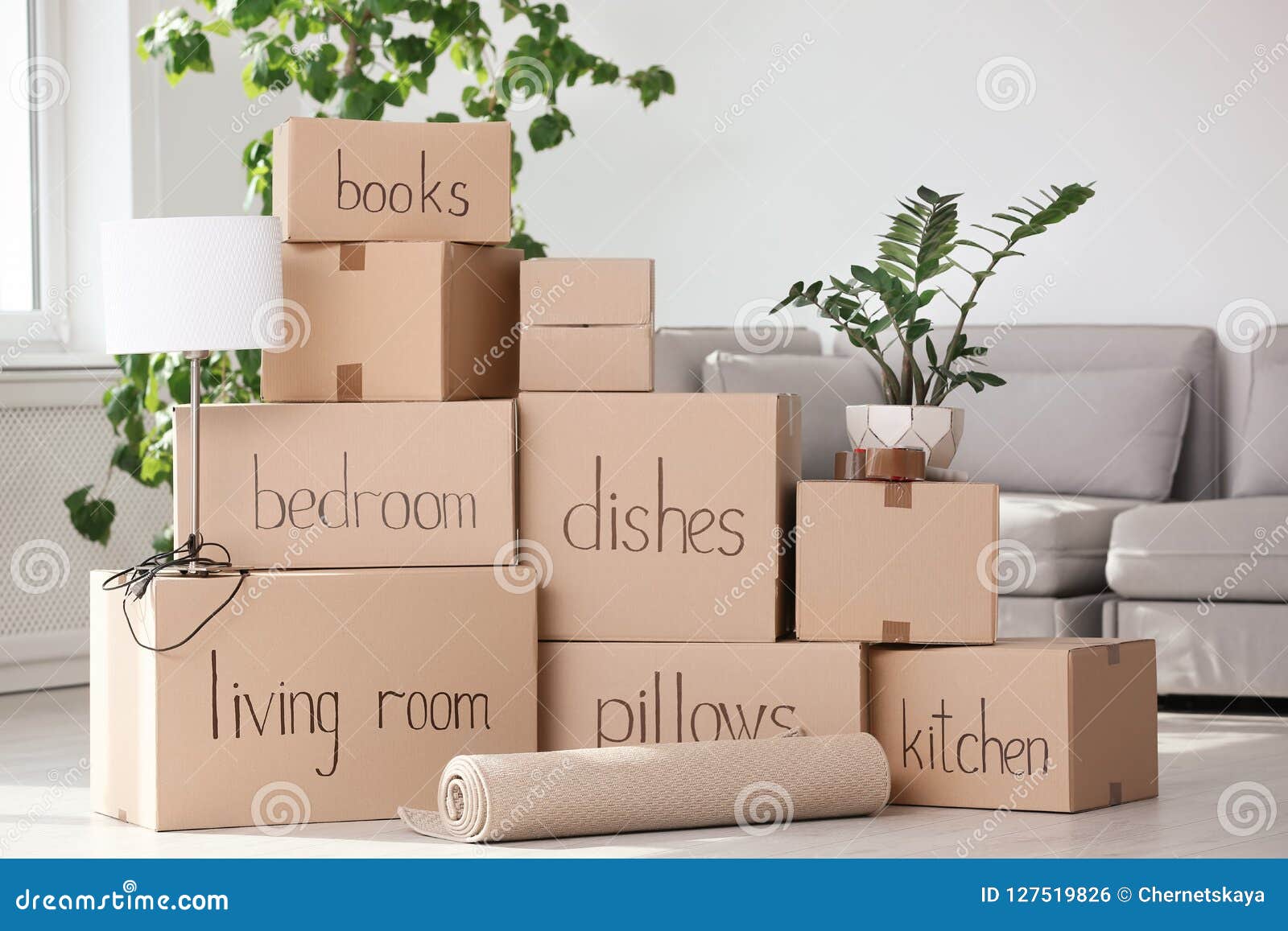 Pilha de caixas e de material de agregado familiar moventes
