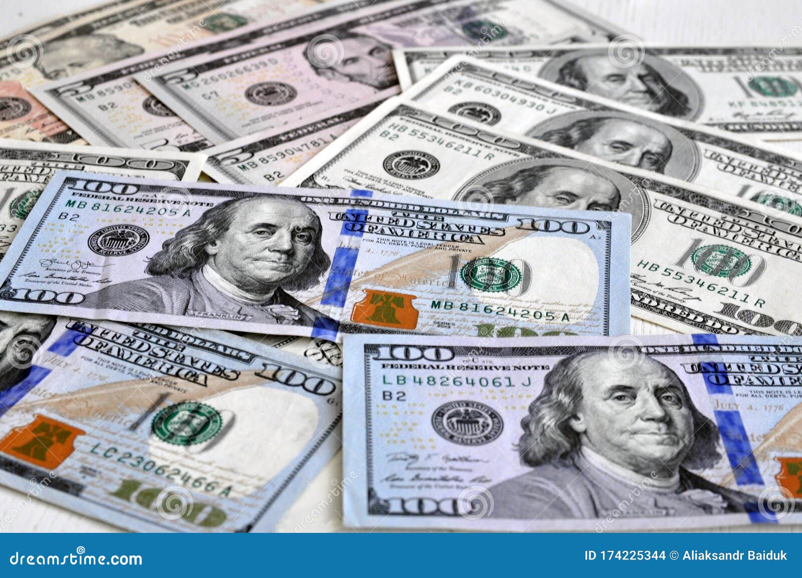 Pilha de notas de dez dólares do fundo da moeda dos estados unidos