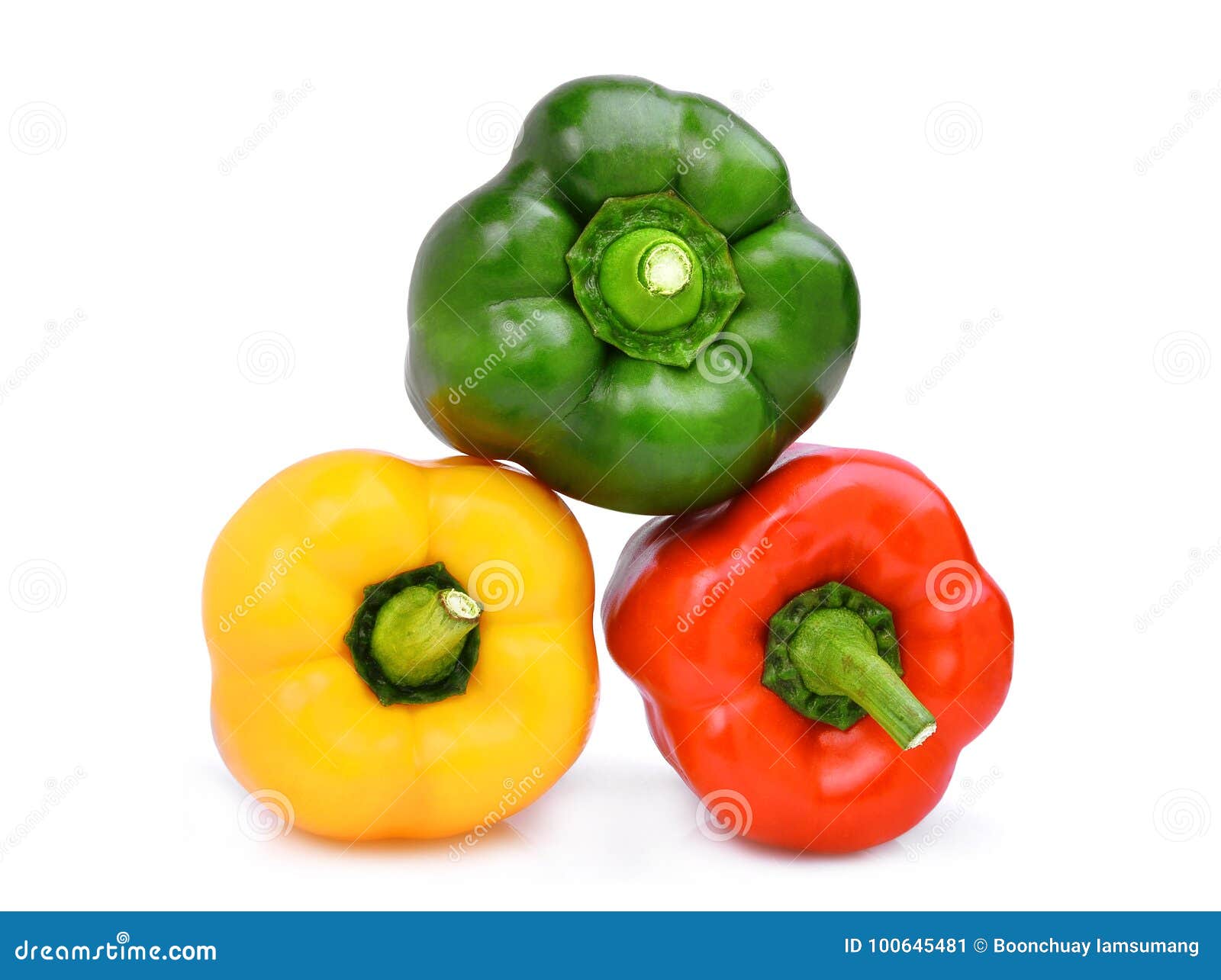 Pilha de pimenta de sino amarelo, vermelho, verde, doce ou de isolado do capsicum. Pilha de pimenta de sino amarelo, vermelho, verde, doce ou de capsicum isolada no fundo branco